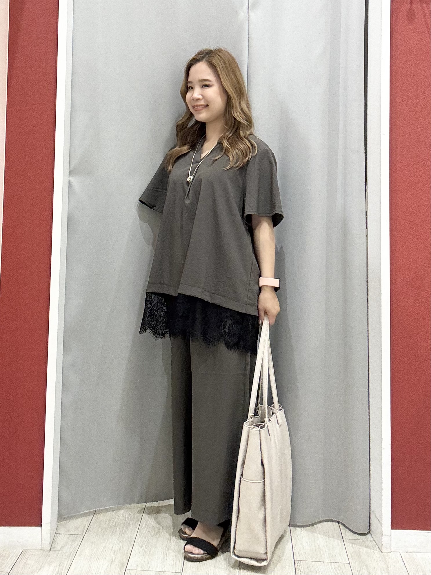 shioさんの「SHOO･LA･RUE｜【S-LL/洗濯機可】軽凛(かろりん) 楽に着られて上品 裾レーススキッパーブラウス」を使ったコーディネート