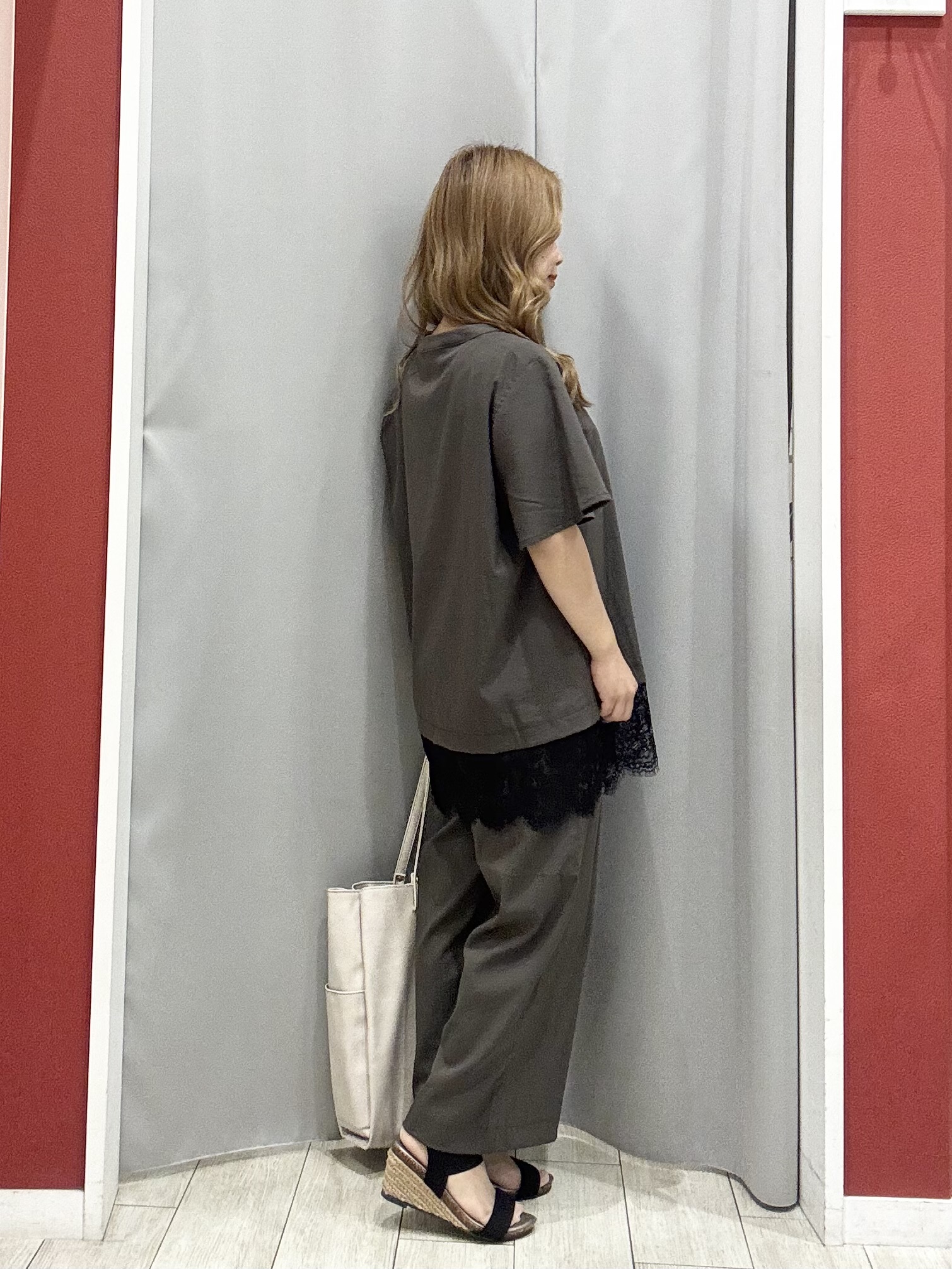 shioさんの「SHOO･LA･RUE｜【S-LL/洗濯機可】軽凛(かろりん) 楽に着られて上品 裾レーススキッパーブラウス」を使ったコーディネート