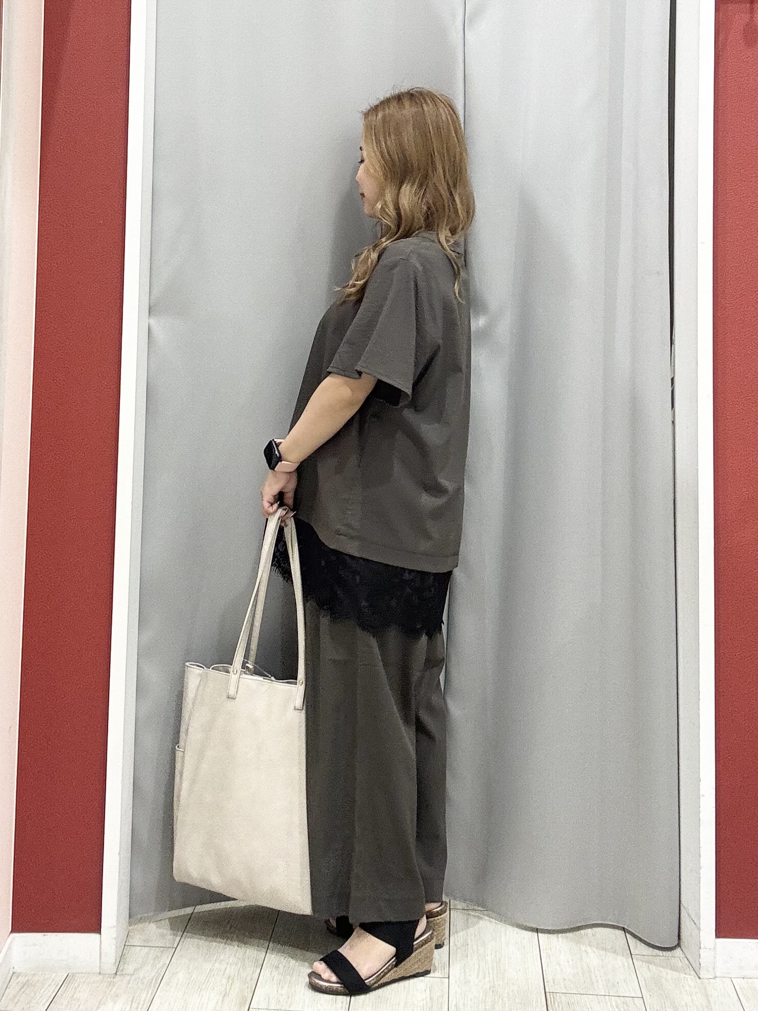 shioさんの「SHOO･LA･RUE｜【S-LL/洗濯機可】軽凛(かろりん) 楽に着られて上品 裾レーススキッパーブラウス」を使ったコーディネート