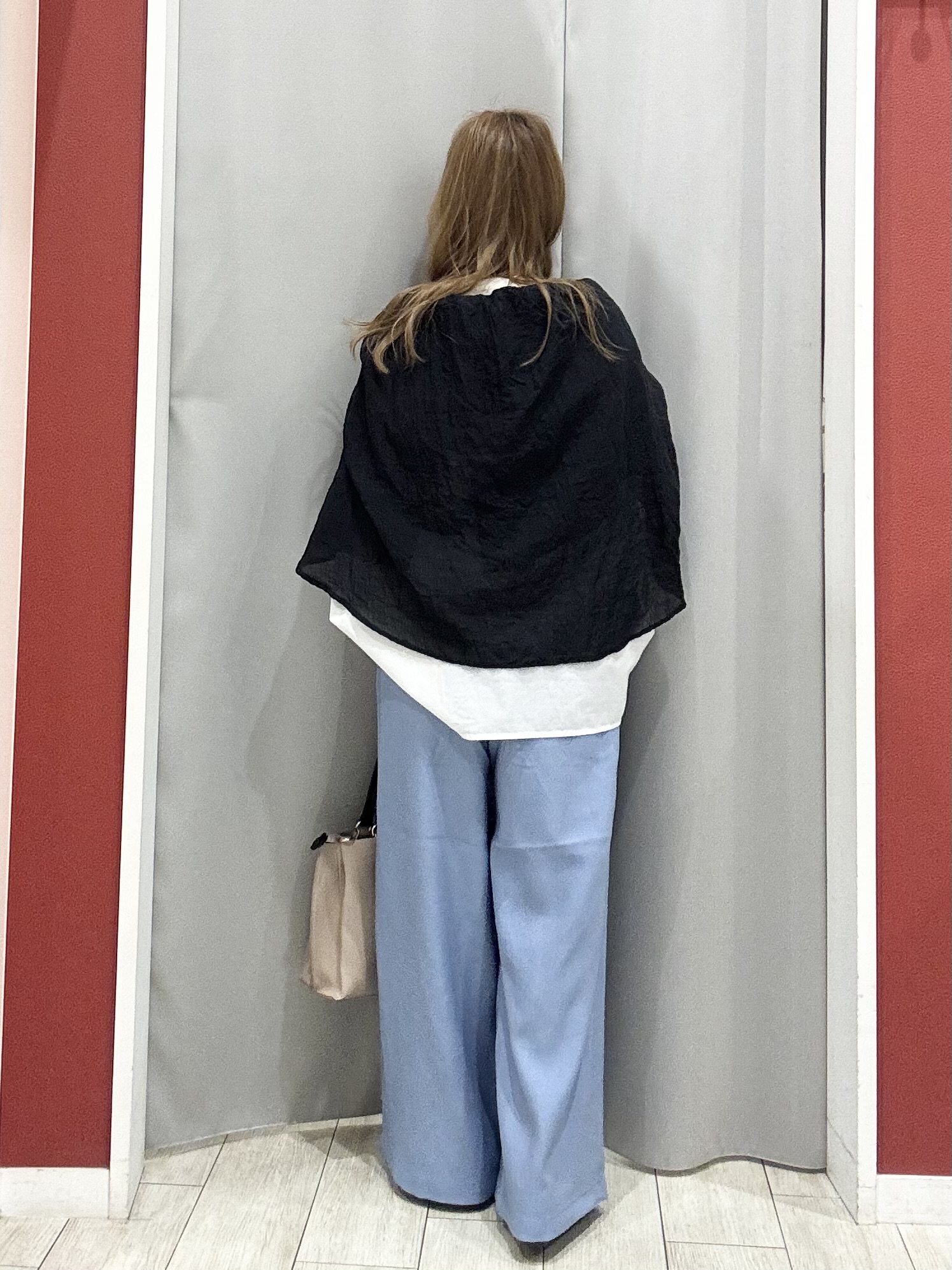 shioさんの「SHOO･LA･RUE｜【体型カバー/S~LL】インせず着られて刺繍が目を引く 切替ノーカラーブラウス」を使ったコーディネート