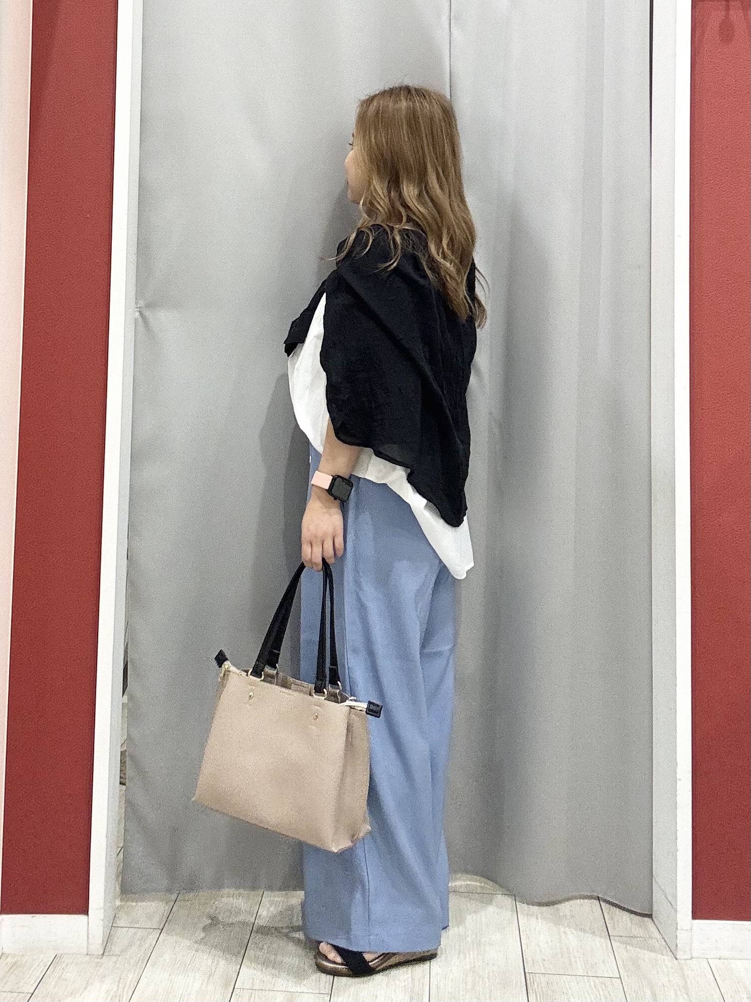 shioさんの「SHOO･LA･RUE｜【体型カバー/S~LL】インせず着られて刺繍が目を引く 切替ノーカラーブラウス」を使ったコーディネート