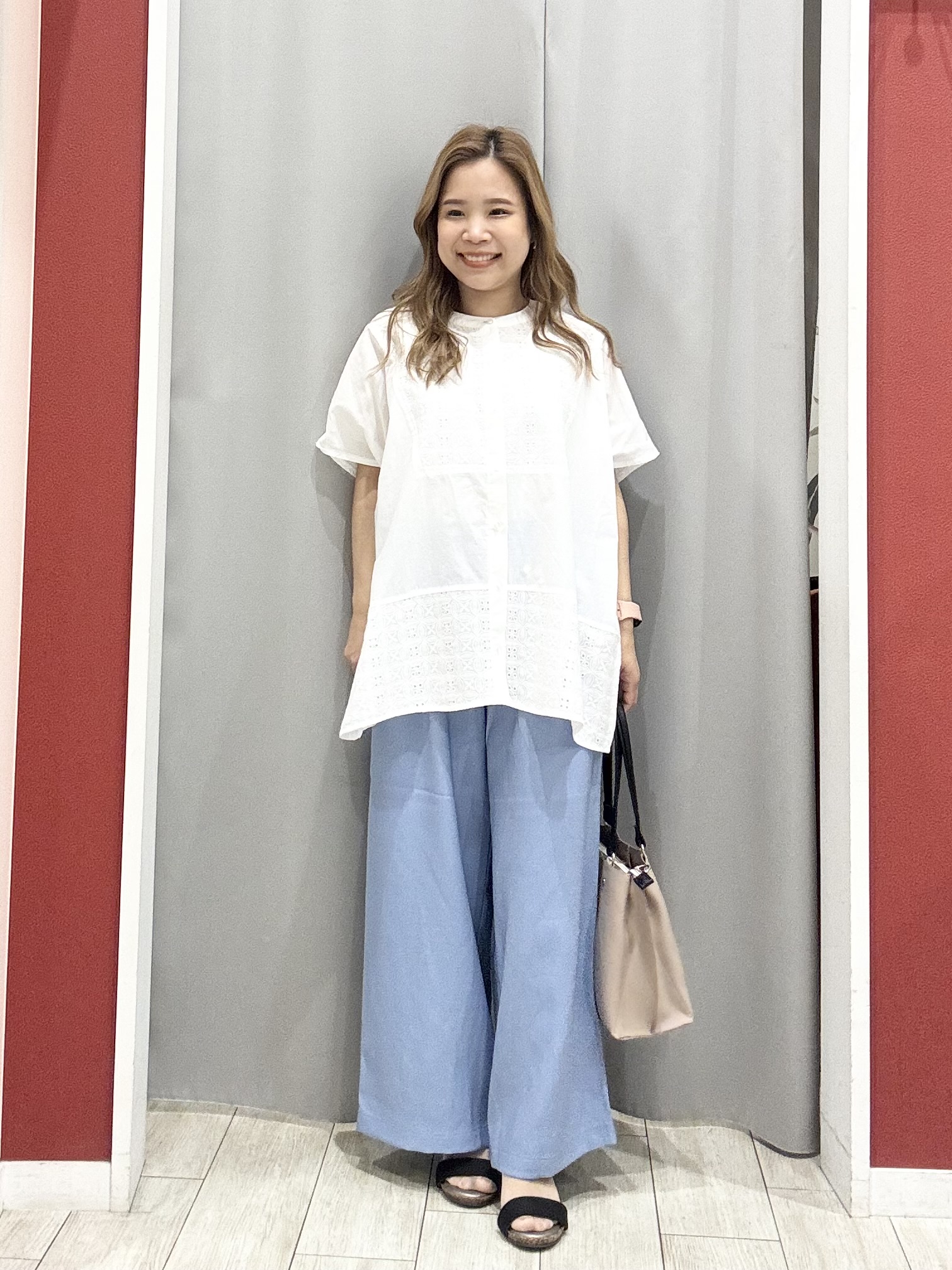 shioさんの「SHOO･LA･RUE｜【体型カバー/S~LL】インせず着られて刺繍が目を引く 切替ノーカラーブラウス」を使ったコーディネート