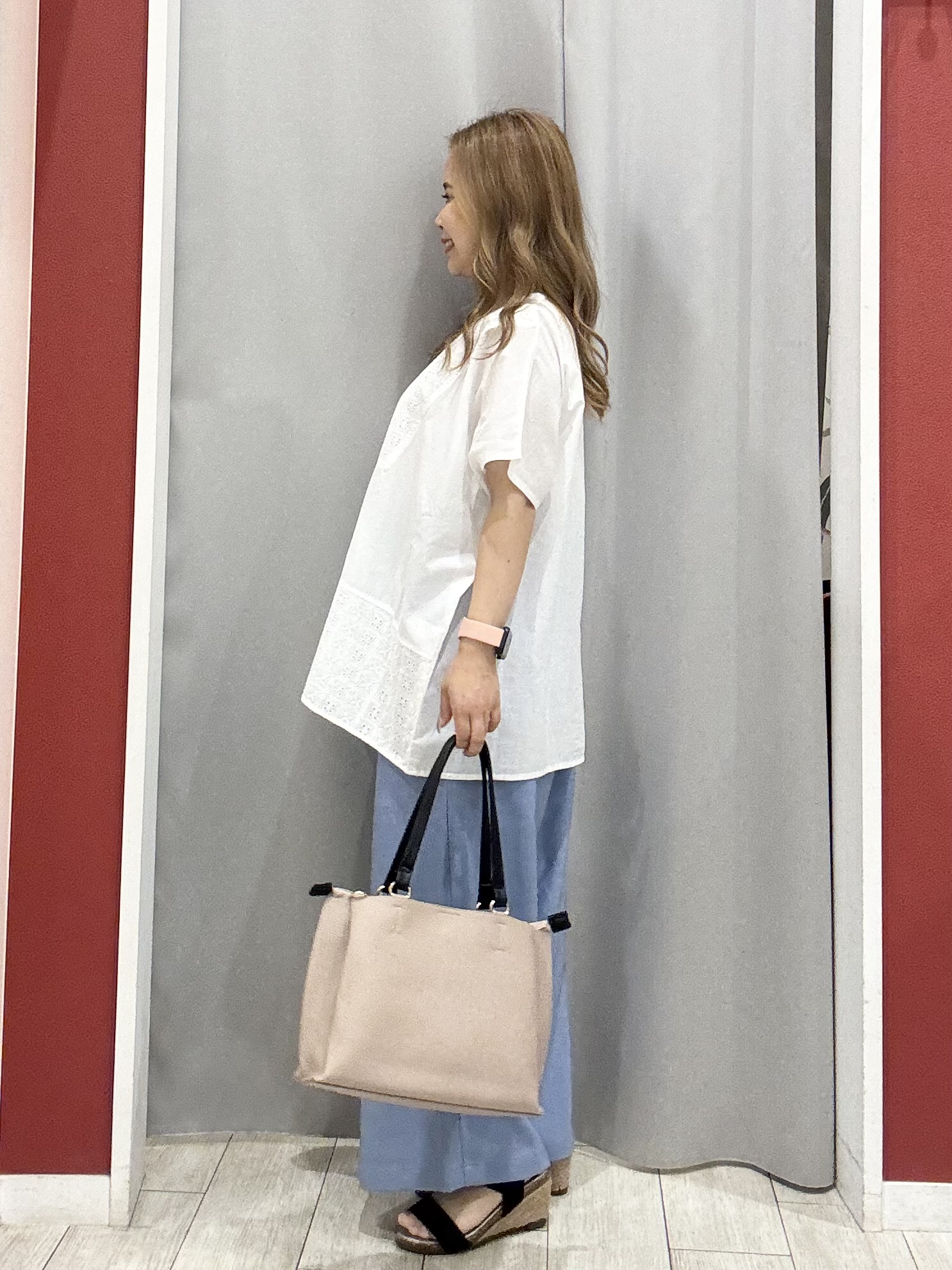 shioさんの「SHOO･LA･RUE｜【体型カバー/S~LL】インせず着られて刺繍が目を引く 切替ノーカラーブラウス」を使ったコーディネート
