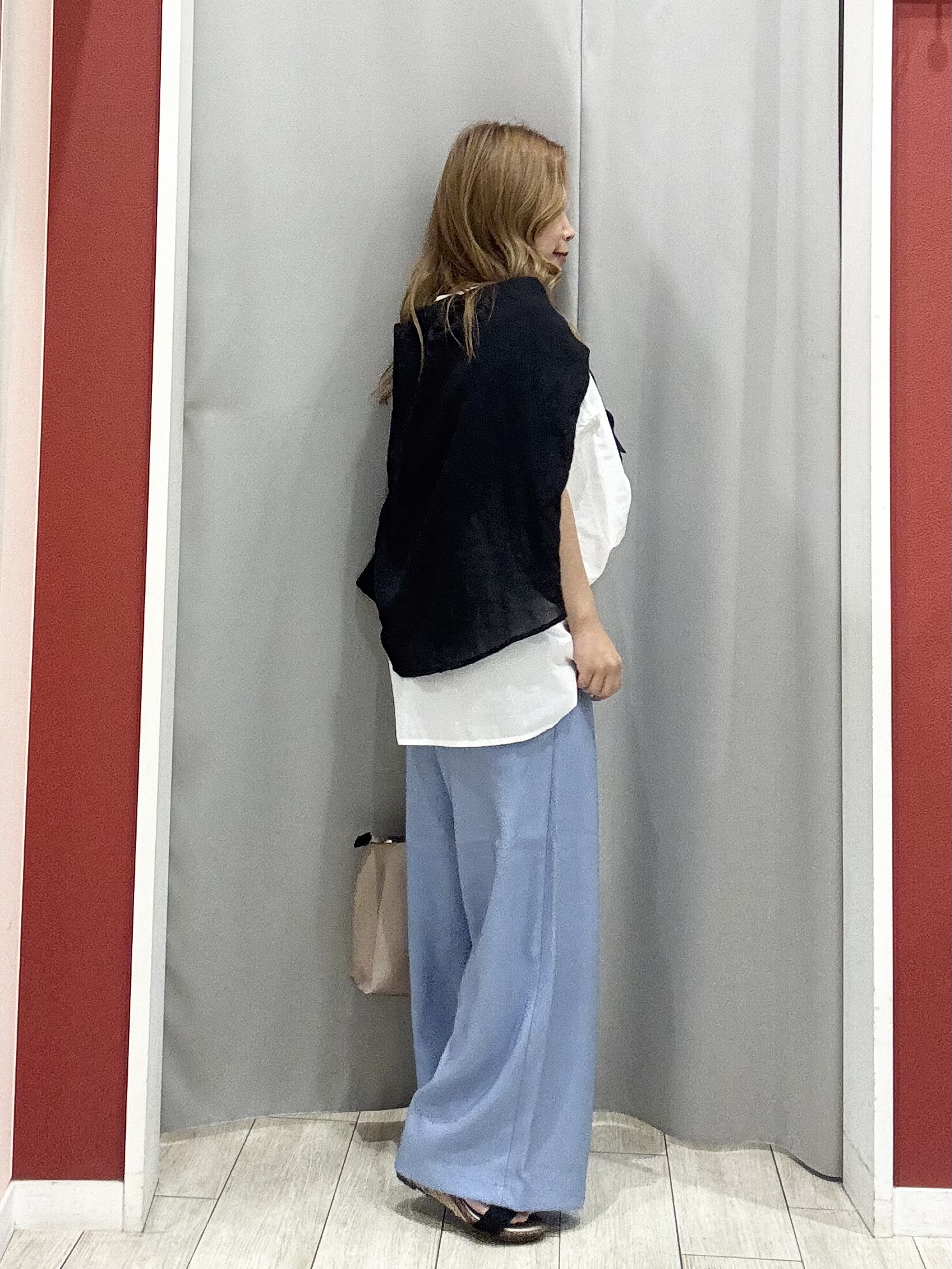 shioさんの「SHOO･LA･RUE｜【体型カバー/S~LL】インせず着られて刺繍が目を引く 切替ノーカラーブラウス」を使ったコーディネート