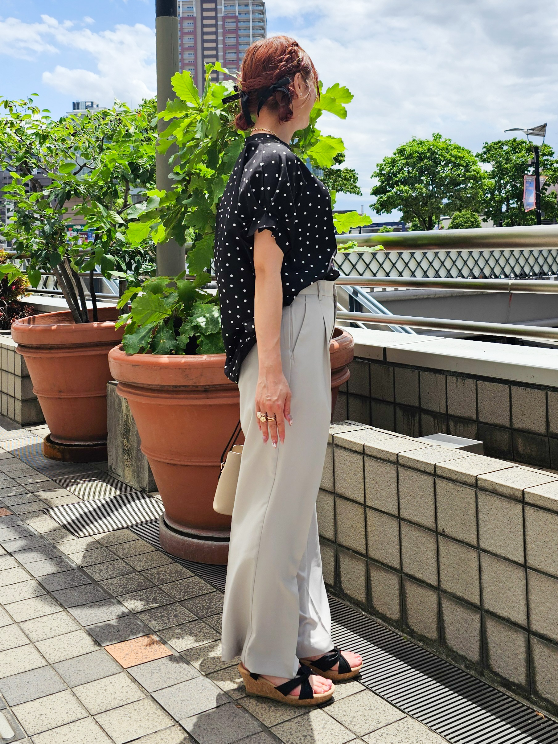 ゆゆさんの「SHOO･LA･RUE｜【洗濯機可／洗濯後しわになりにくい】大人の甘さをプラスする ドット柄袖タックブラウス」を使ったコーディネート