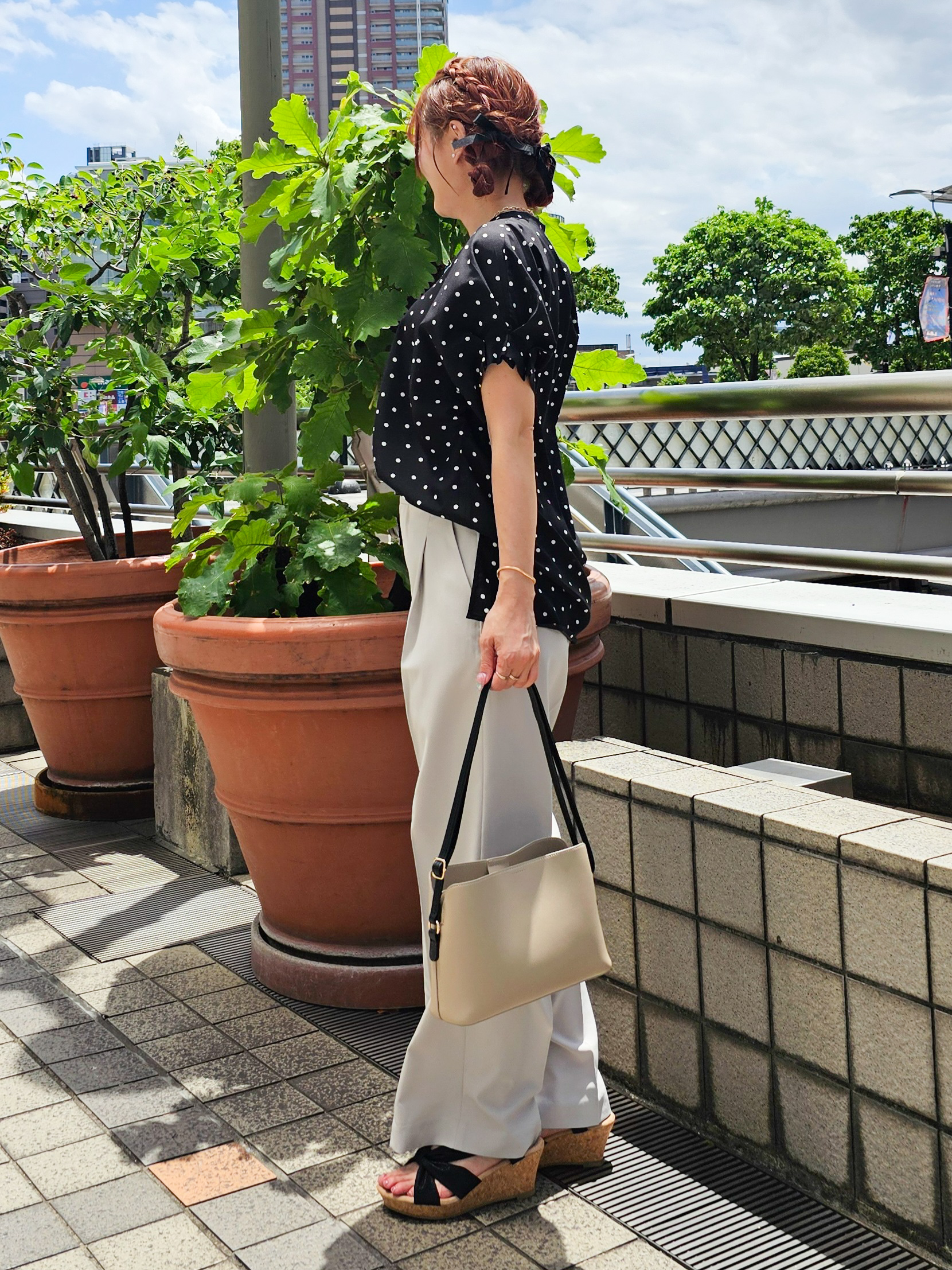 ゆゆさんの「SHOO･LA･RUE｜【洗濯機可／洗濯後しわになりにくい】大人の甘さをプラスする ドット柄袖タックブラウス」を使ったコーディネート