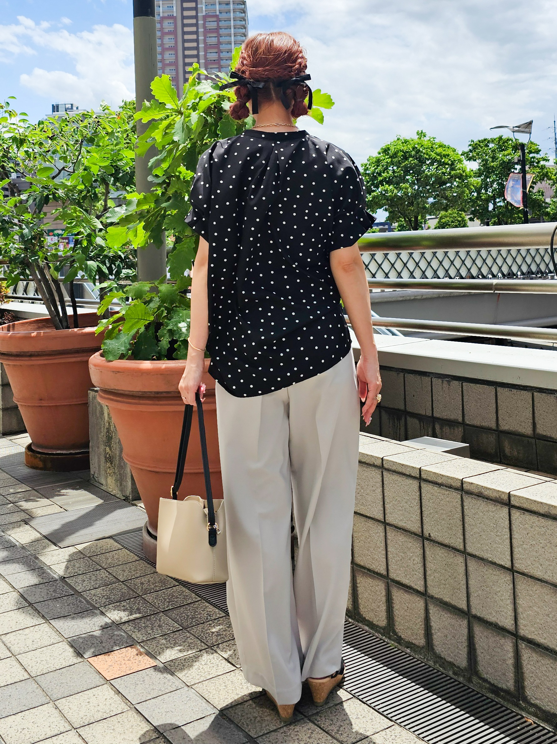 ゆゆさんの「SHOO･LA･RUE｜【洗濯機可／洗濯後しわになりにくい】大人の甘さをプラスする ドット柄袖タックブラウス」を使ったコーディネート