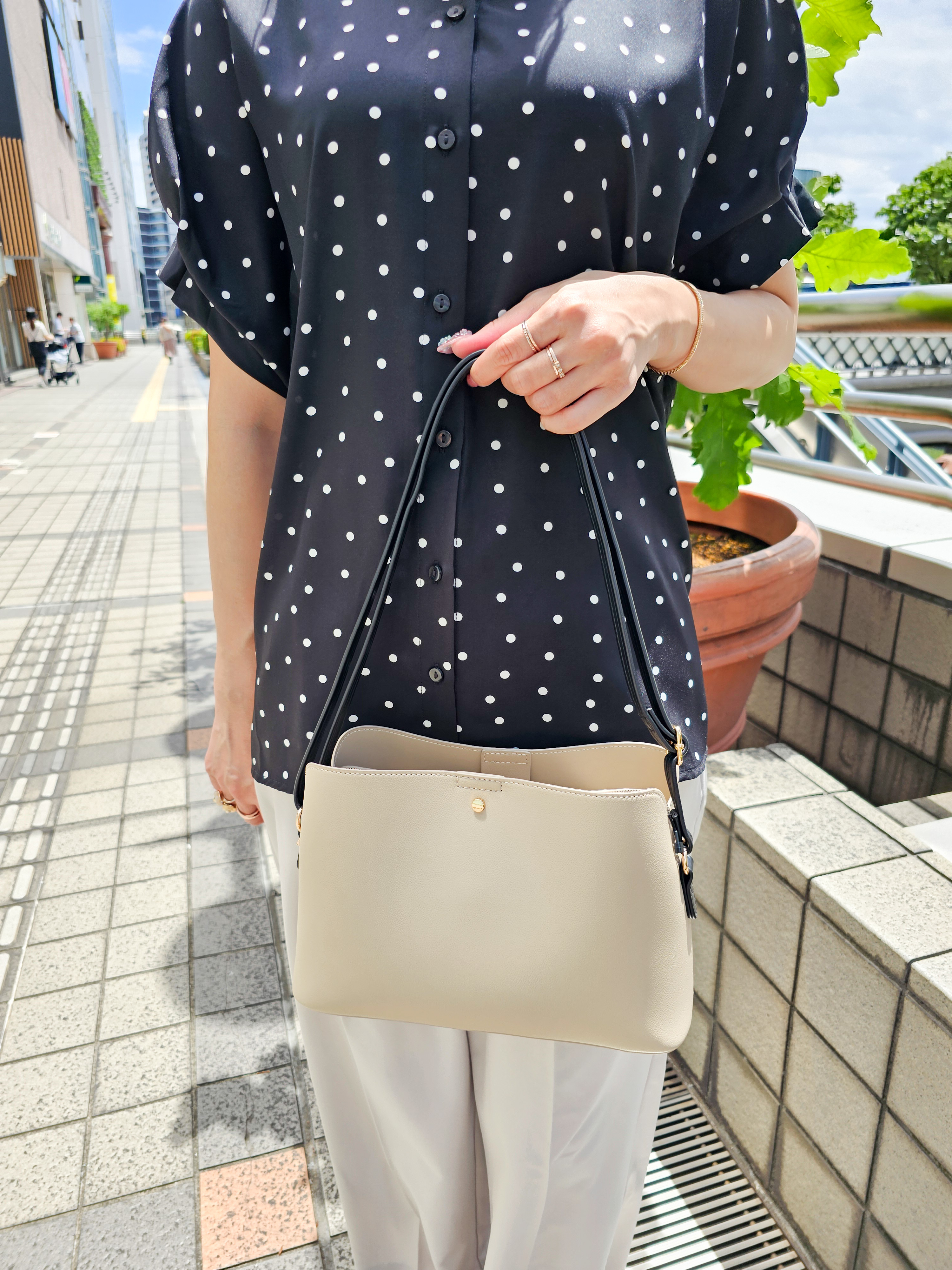 ゆゆさんの「SHOO･LA･RUE｜【洗濯機可／洗濯後しわになりにくい】大人の甘さをプラスする ドット柄袖タックブラウス」を使ったコーディネート