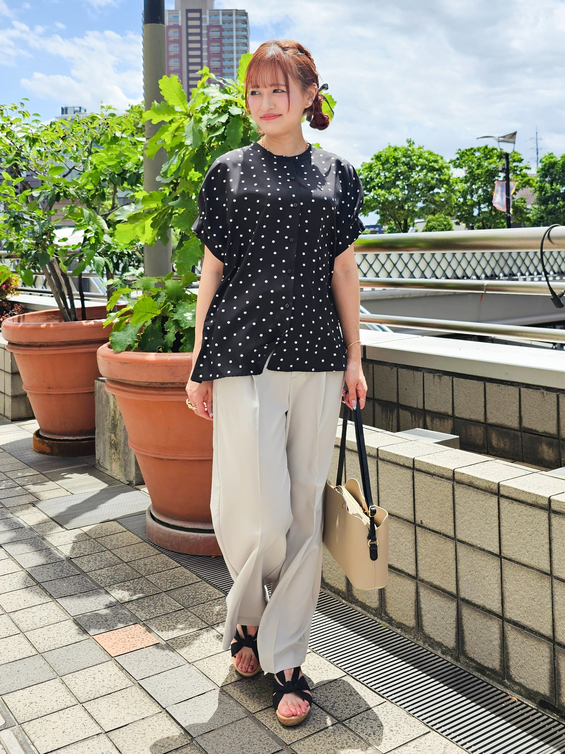 ゆゆさんの「SHOO･LA･RUE｜【洗濯機可／洗濯後しわになりにくい】大人の甘さをプラスする ドット柄袖タックブラウス」を使ったコーディネート