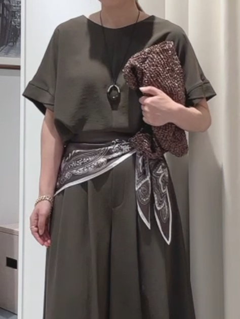 tomoさんの「UNTITLED｜【セットアップ可/UVカット/前後2WAY】リラクシーフレンチスリーブブラウス」を使ったコーディネート