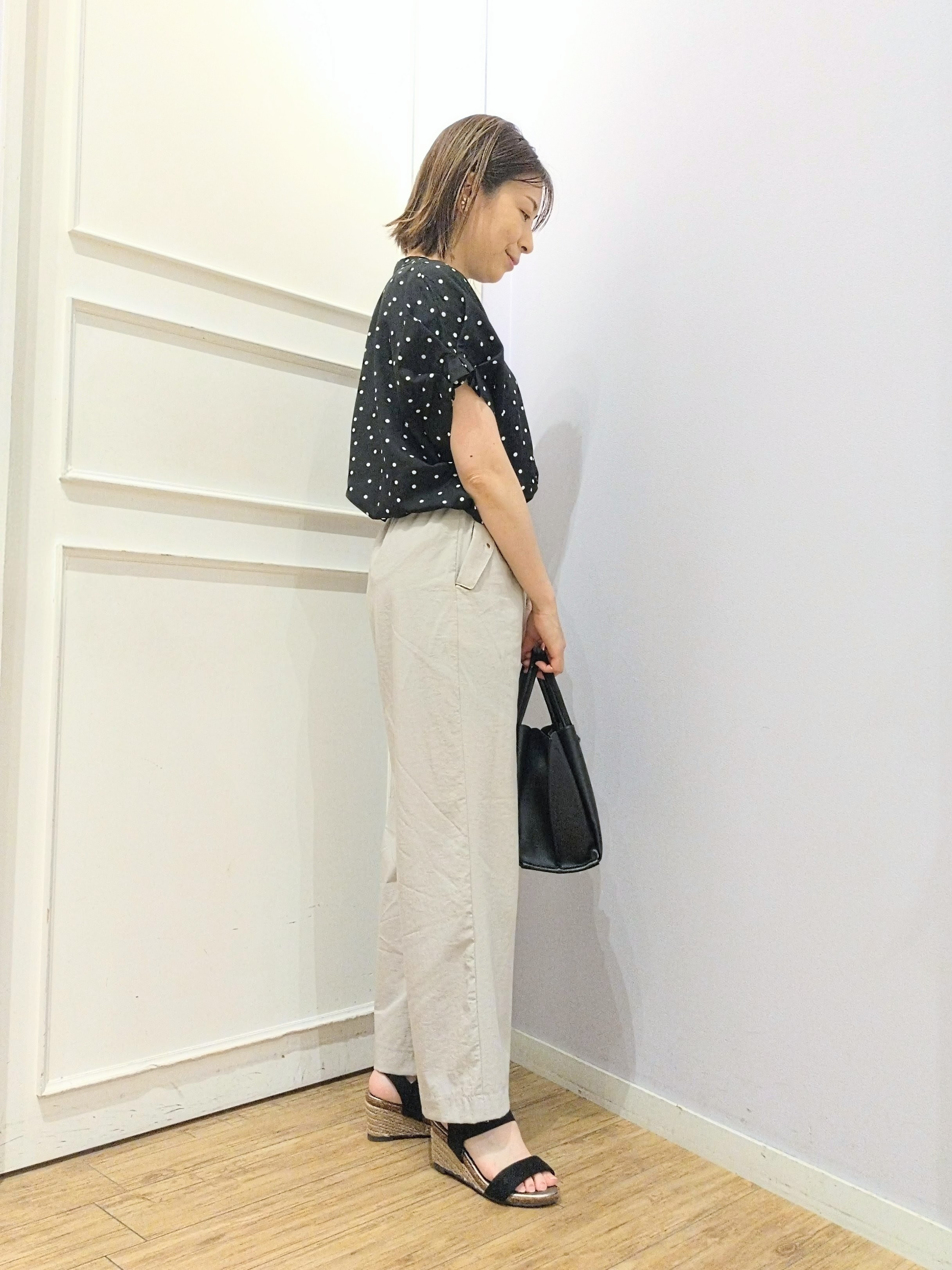 miomioさんの「SHOO･LA･RUE｜【洗濯機可／洗濯後しわになりにくい】大人の甘さをプラスする ドット柄袖タックブラウス」を使ったコーディネート