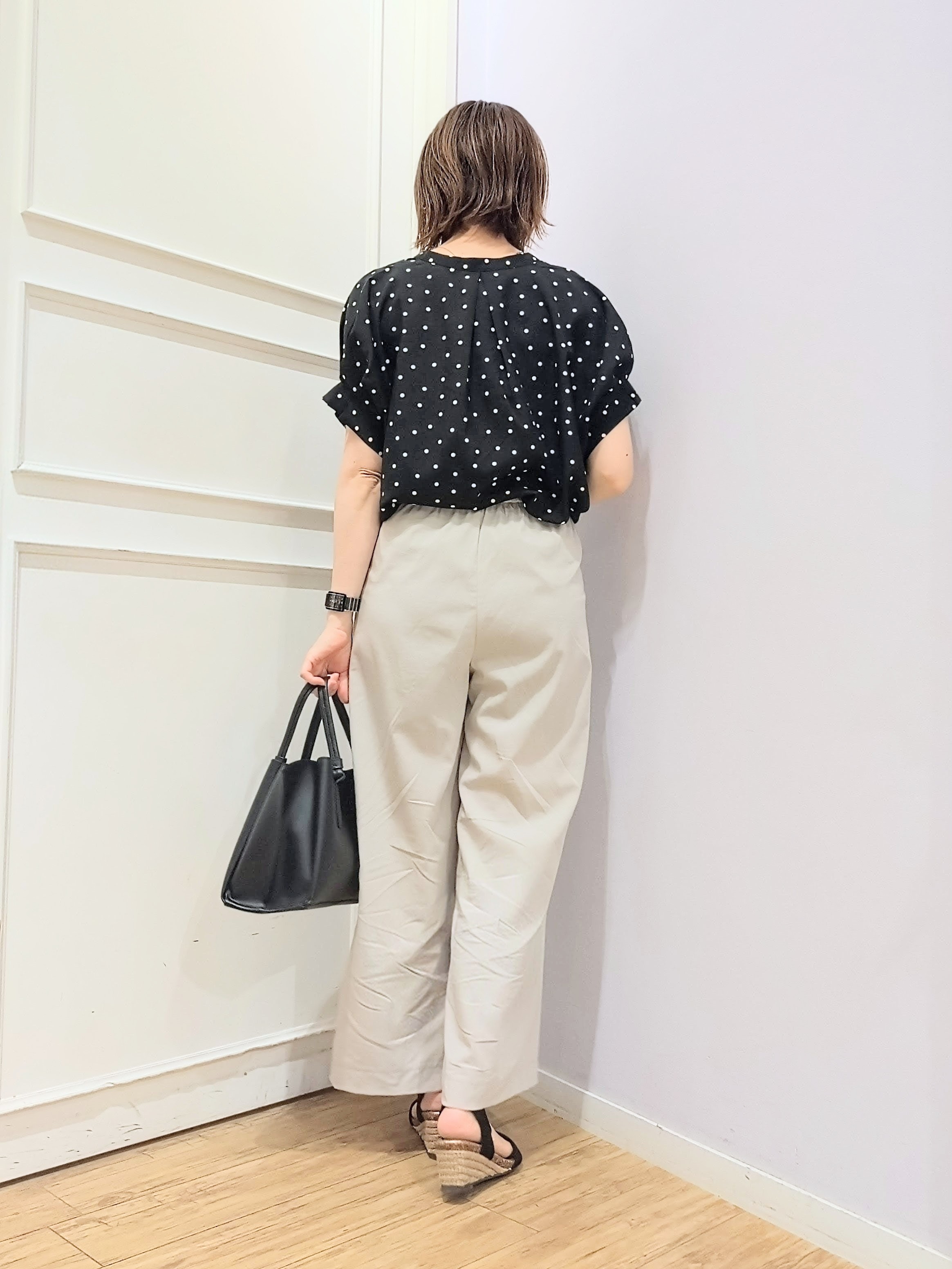 miomioさんの「SHOO･LA･RUE｜【洗濯機可／洗濯後しわになりにくい】大人の甘さをプラスする ドット柄袖タックブラウス」を使ったコーディネート