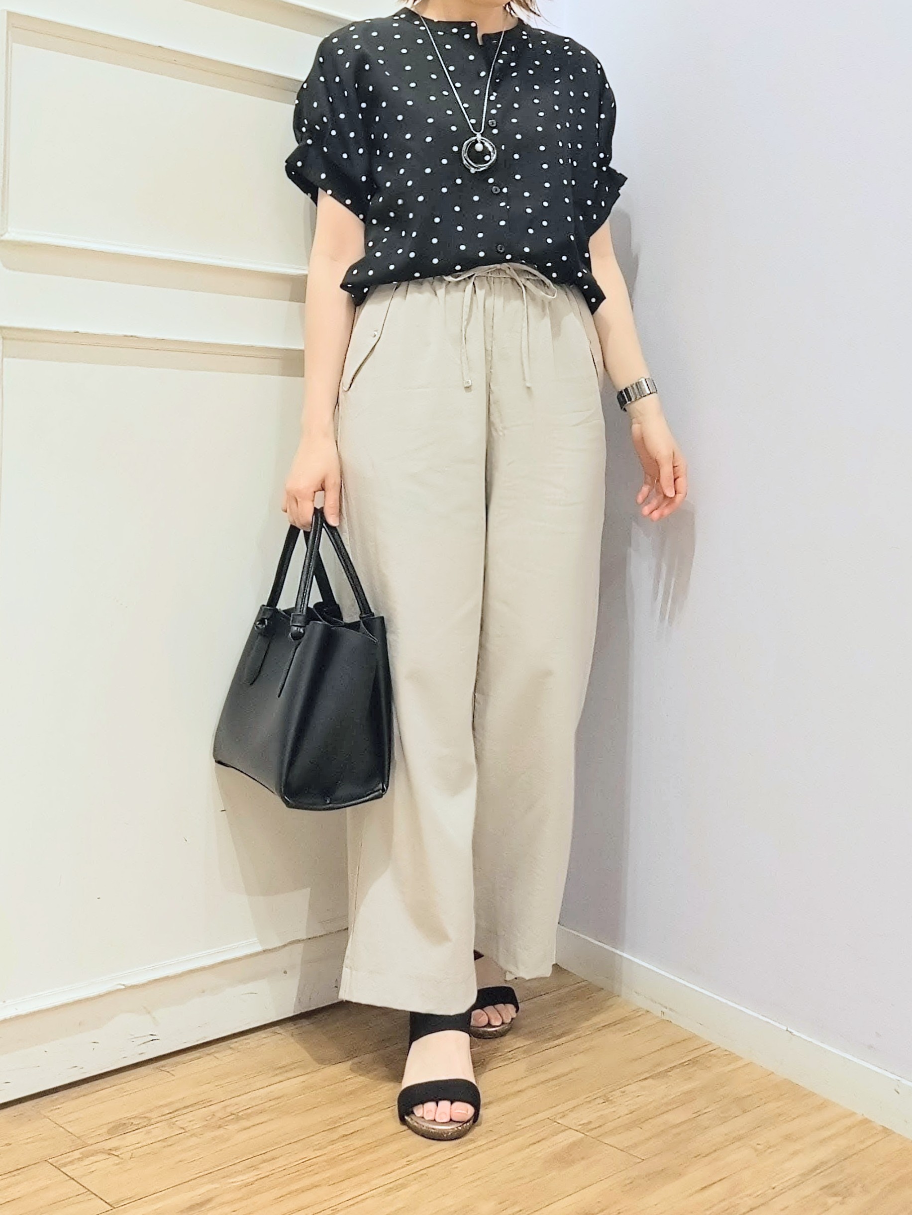 miomioさんの「SHOO･LA･RUE｜【洗濯機可／洗濯後しわになりにくい】大人の甘さをプラスする ドット柄袖タックブラウス」を使ったコーディネート