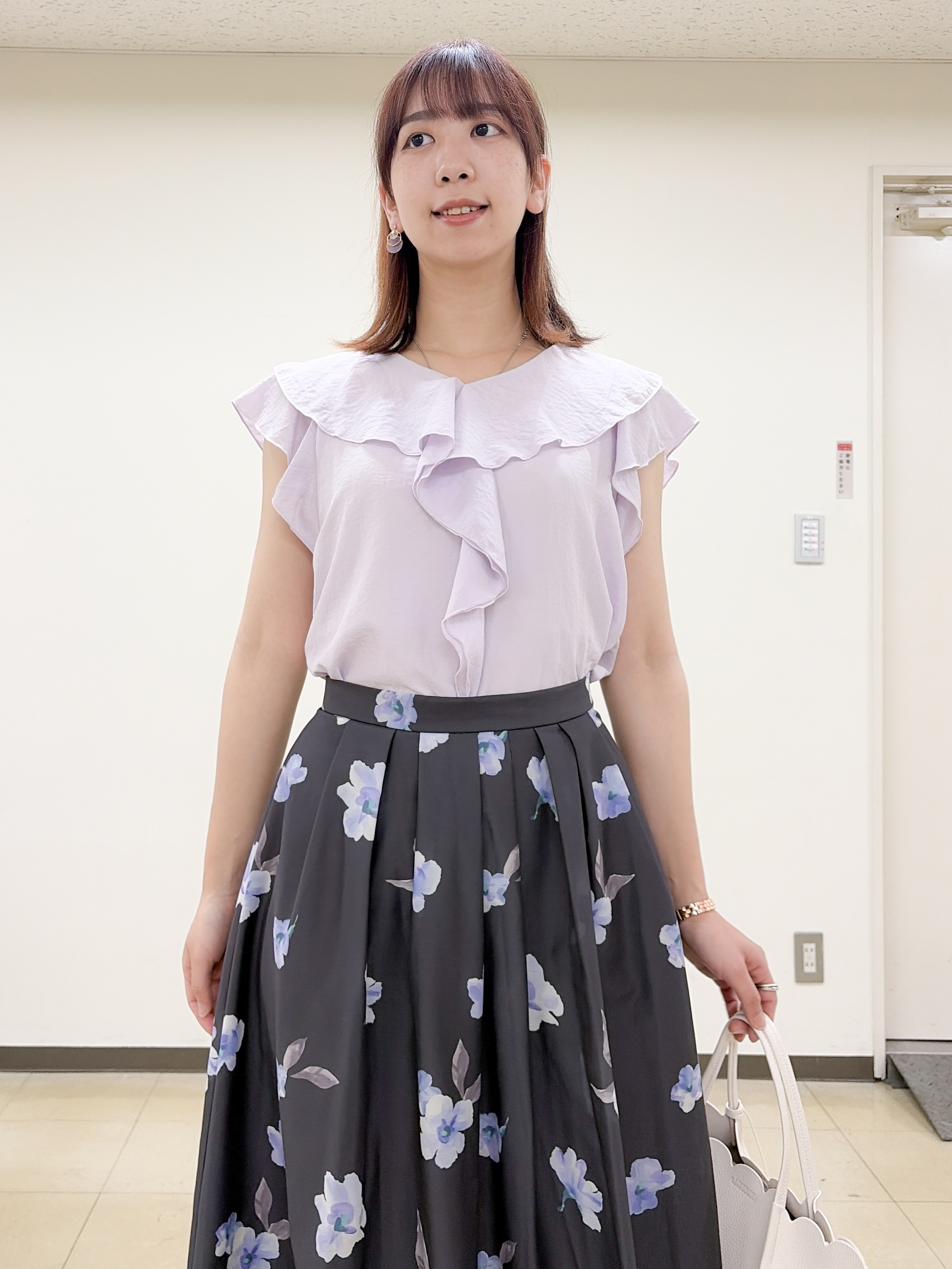 yurinaさんの「index｜【接触冷感】マットサテンフリルフレンチブラウス《吸水速乾／防シワ／洗濯機OK》」を使ったコーディネート