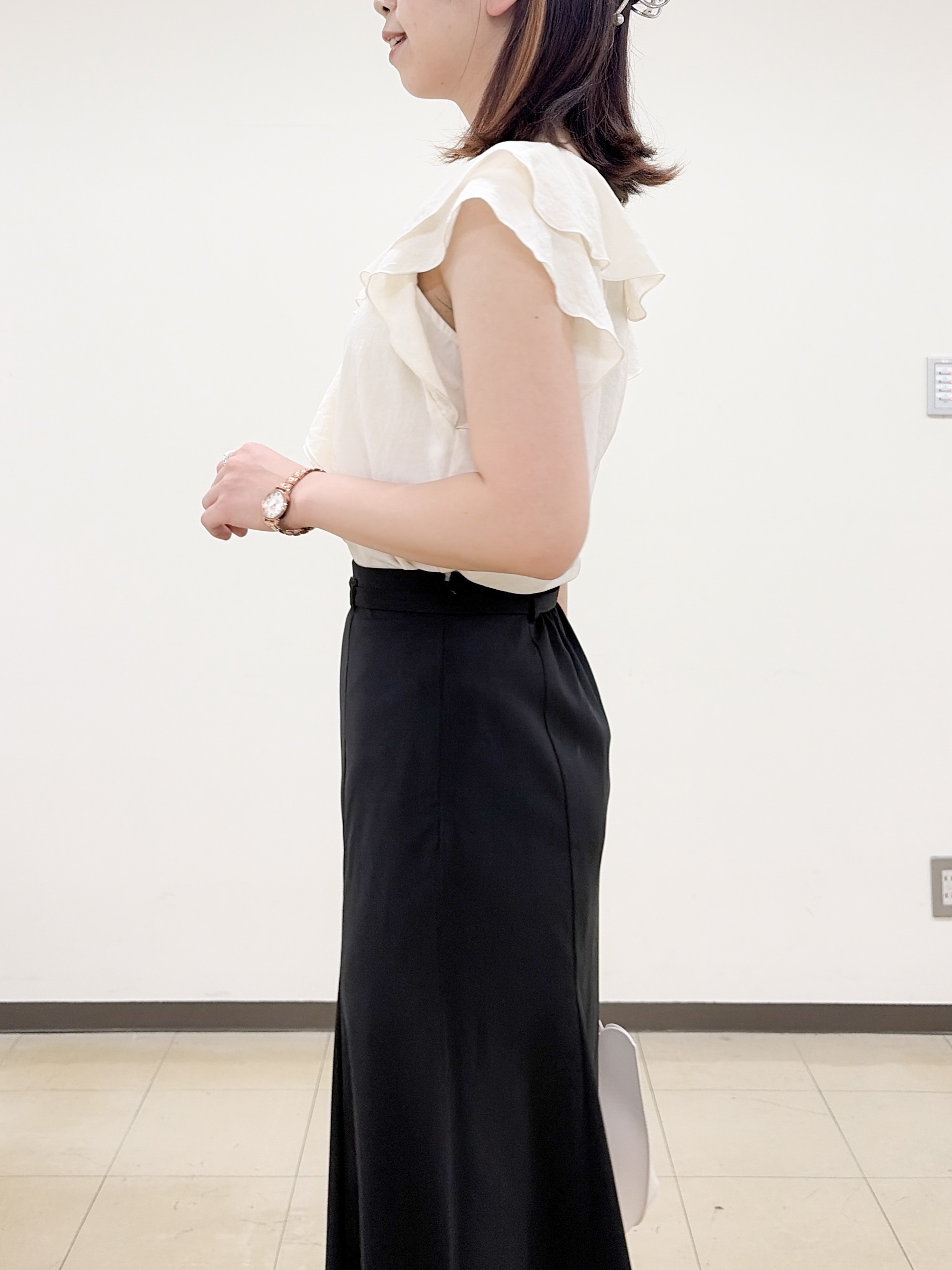 yurinaさんの「index｜【接触冷感】マットサテンフリルフレンチブラウス《吸水速乾／防シワ／洗濯機OK》」を使ったコーディネート