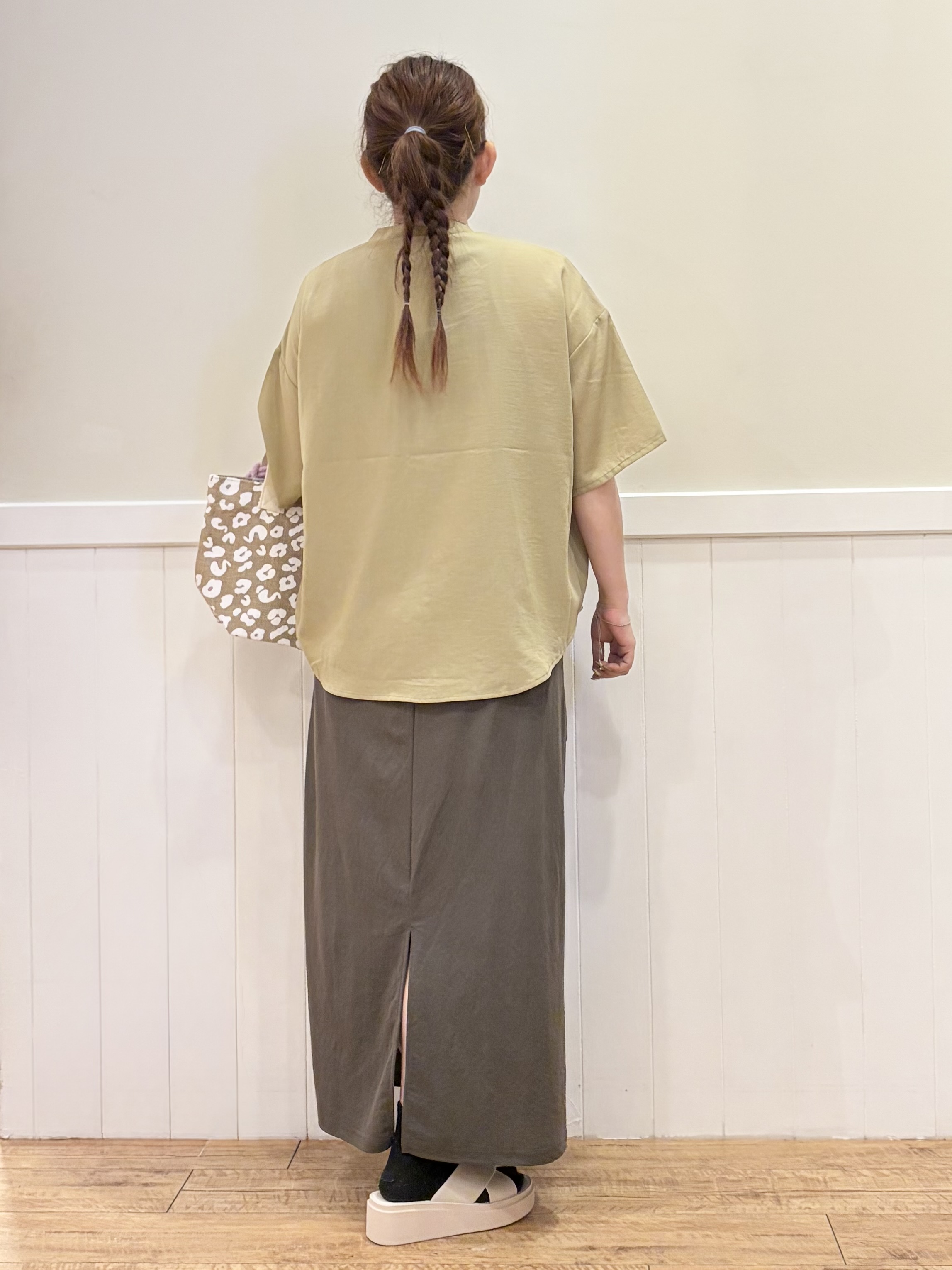 ハチさんの「SHOO･LA･RUE｜【洗濯機可/S-LL】大人の抜け感 ゆるっと5分袖シャツ」を使ったコーディネート
