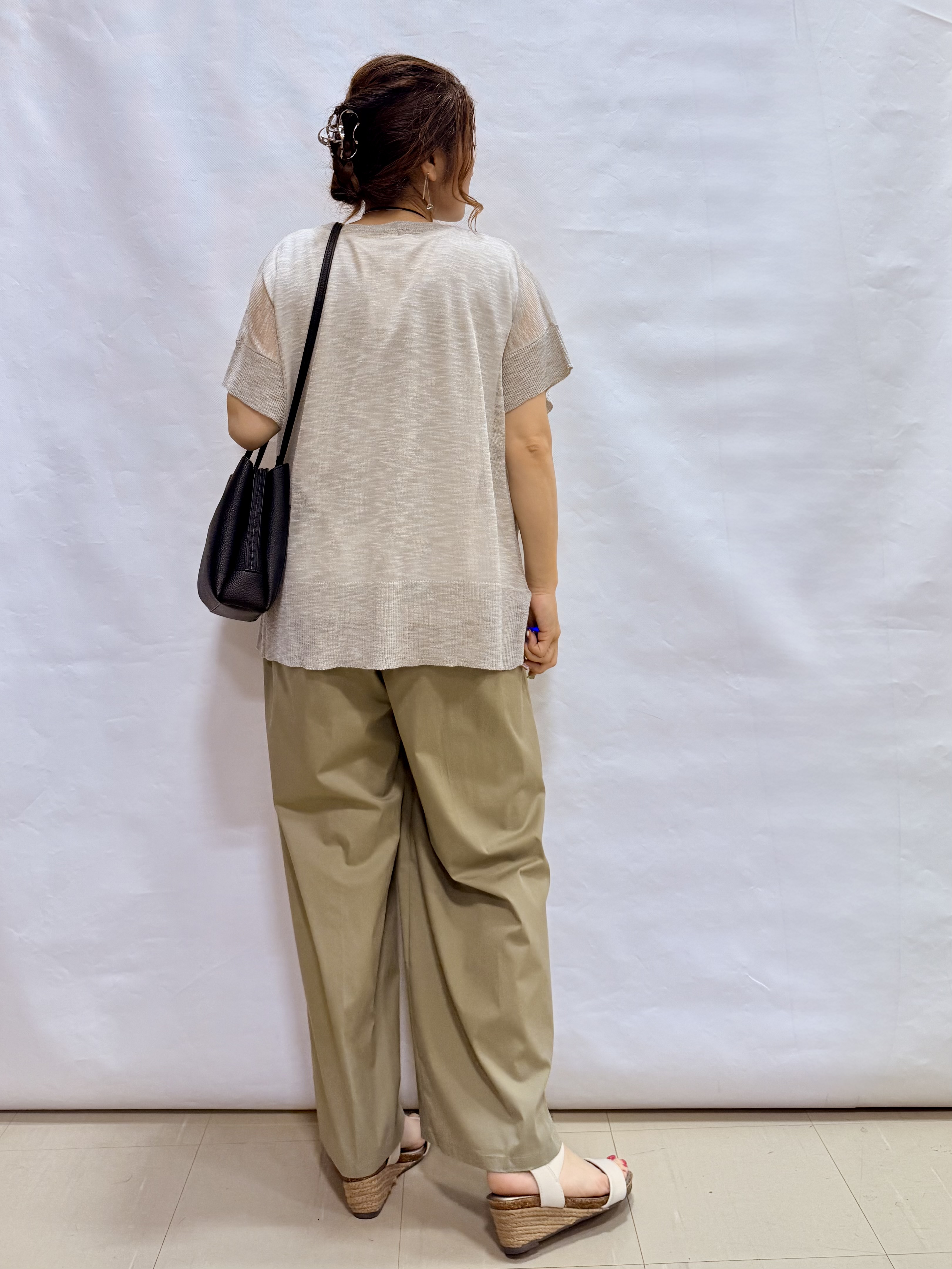 fuuさんの「SHOO･LA･RUE｜【2点セット/S-LL/体型カバー】さらりと涼し気 シアーニット+タンクトップ」を使ったコーディネート