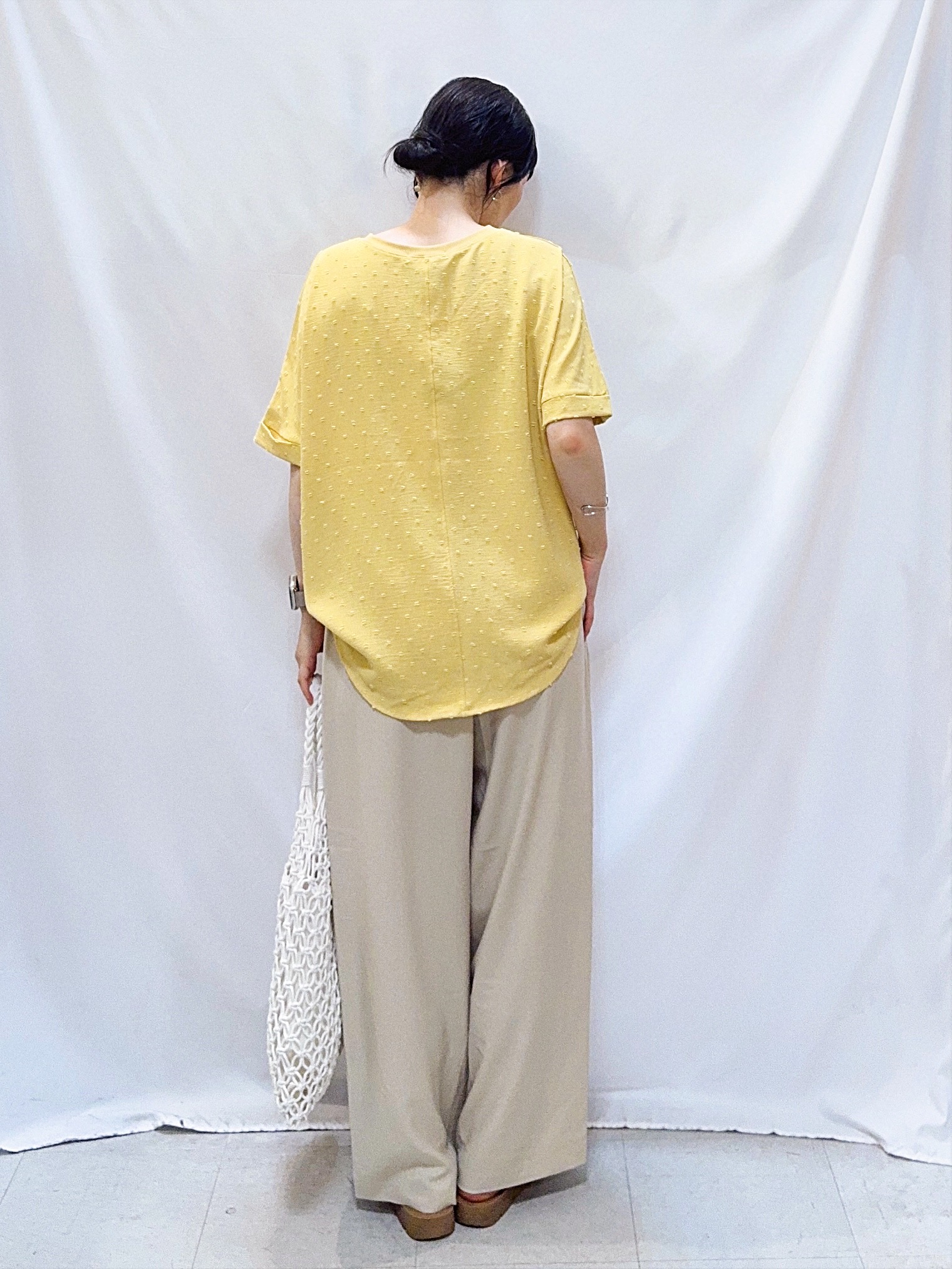 𝐇𝐢𝐫𝐨𝐦𝐢さんの「SHOO･LA･RUE｜【洗濯後しわになりにくい/体型カバー】ドビードットで上品に ドルマントップス」を使ったコーディネート