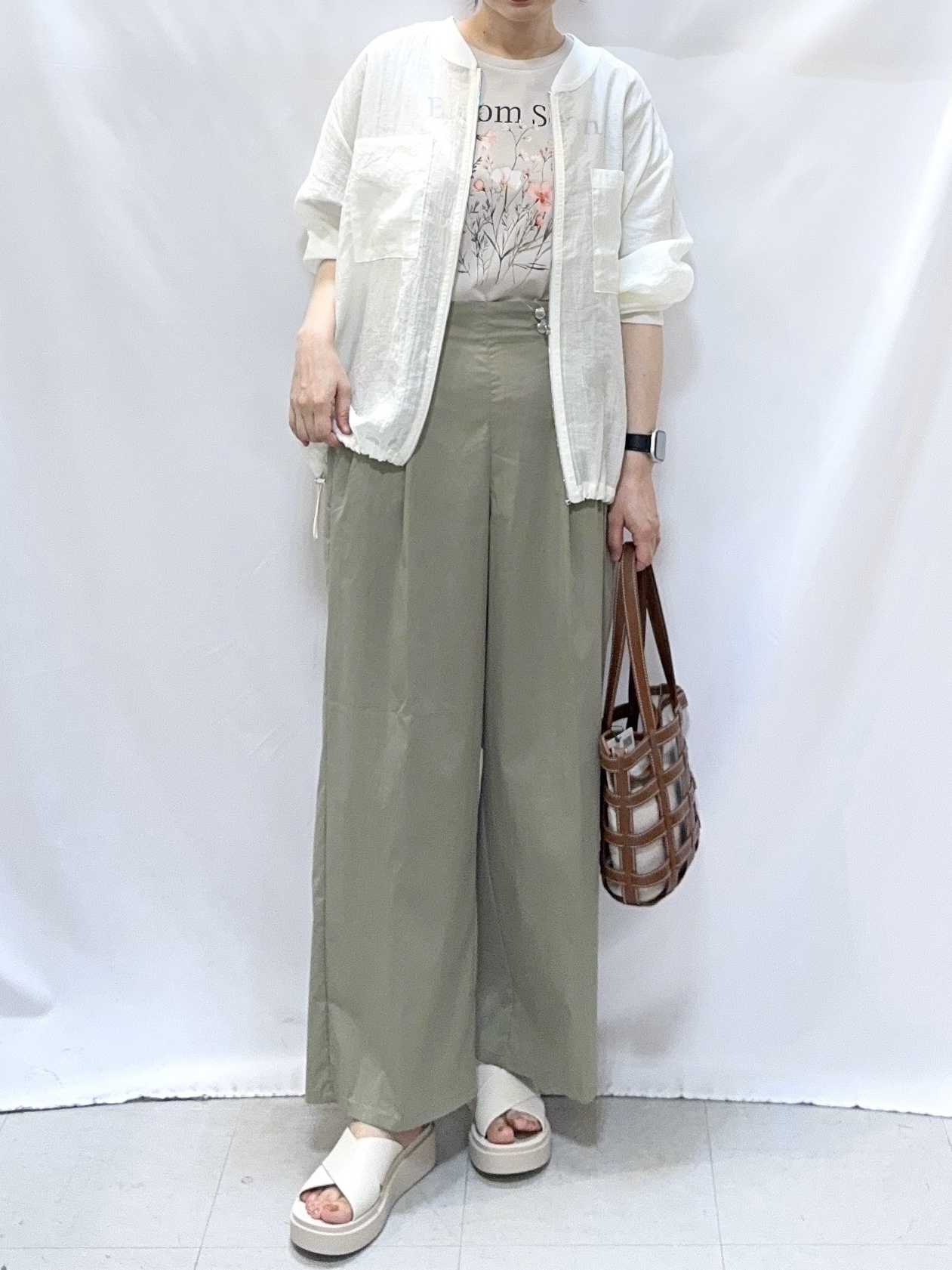 𝐇𝐢𝐫𝐨𝐦𝐢さんの「SHOO･LA･RUE｜【S-LL/洗濯機可】夏に使える 程よい透け感のシアーブルゾン」を使ったコーディネート