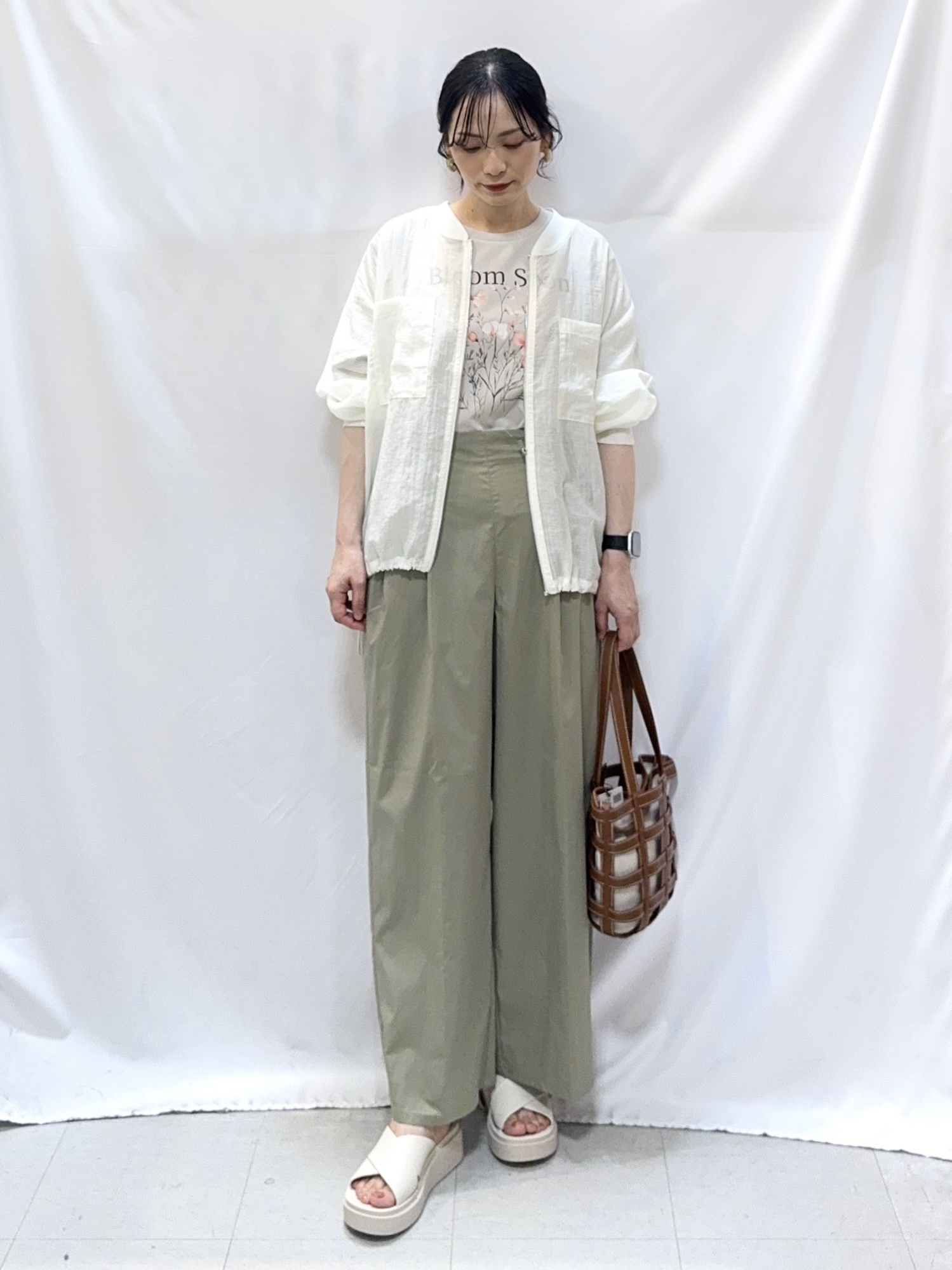 𝐇𝐢𝐫𝐨𝐦𝐢さんの「SHOO･LA･RUE｜【S-LL/洗濯機可】夏に使える 程よい透け感のシアーブルゾン」を使ったコーディネート