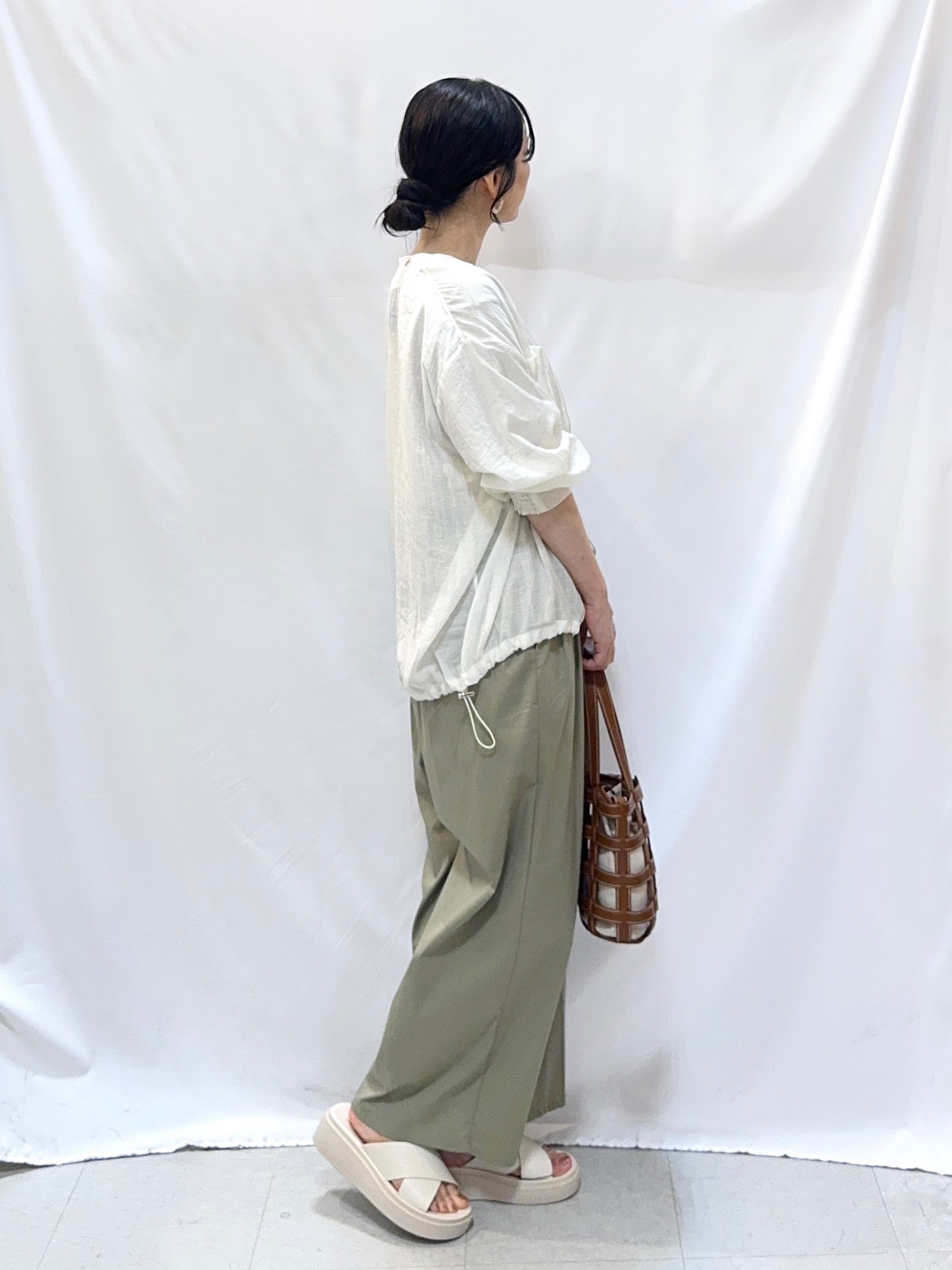 𝐇𝐢𝐫𝐨𝐦𝐢さんの「SHOO･LA･RUE｜【S-LL/洗濯機可】夏に使える 程よい透け感のシアーブルゾン」を使ったコーディネート