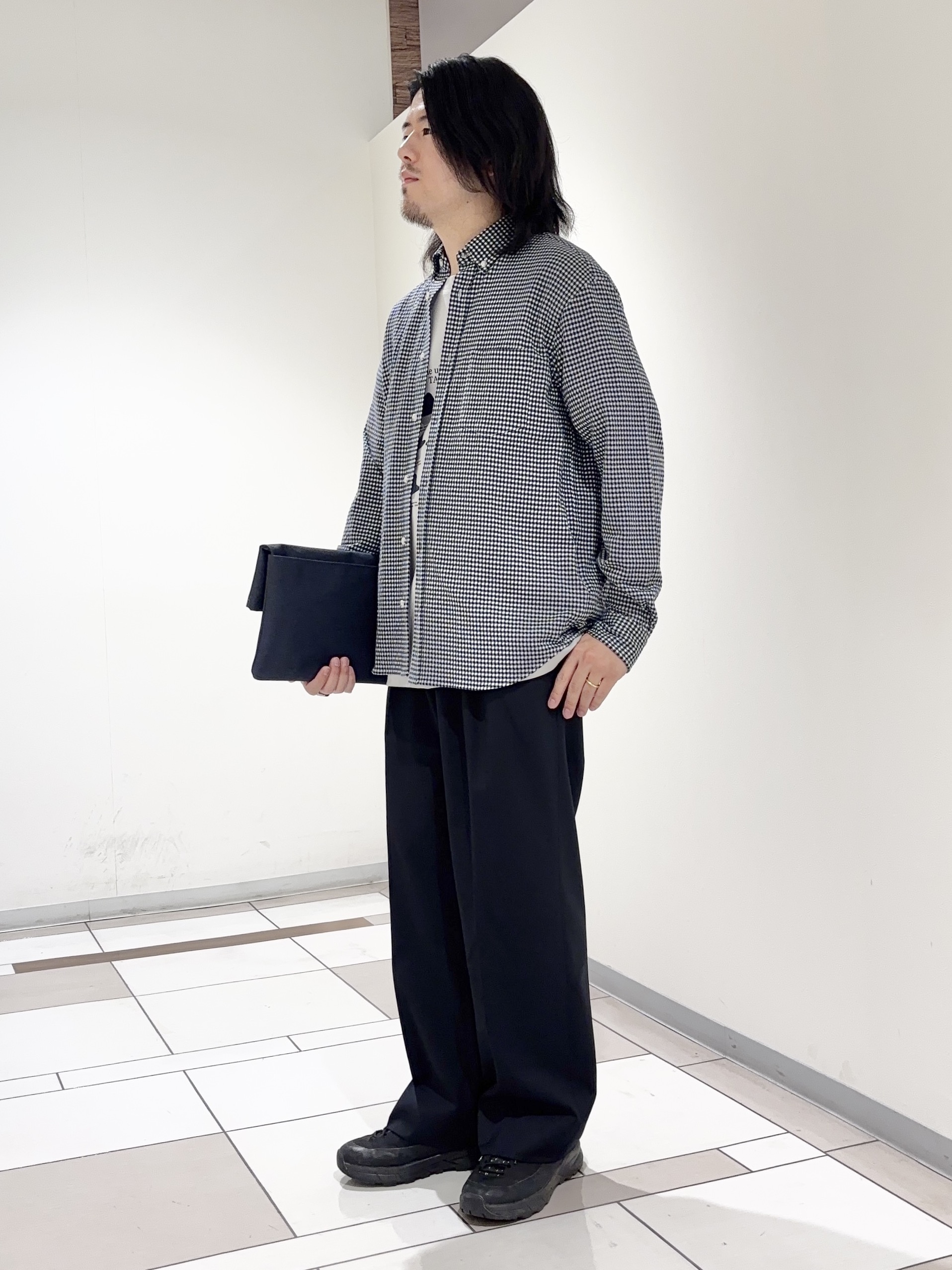 及川さんの「TAKEO KIKUCHI｜【抗菌防臭/シーズンレス】シアサッカーギンガムチェック ストレッチシャツ」を使ったコーディネート