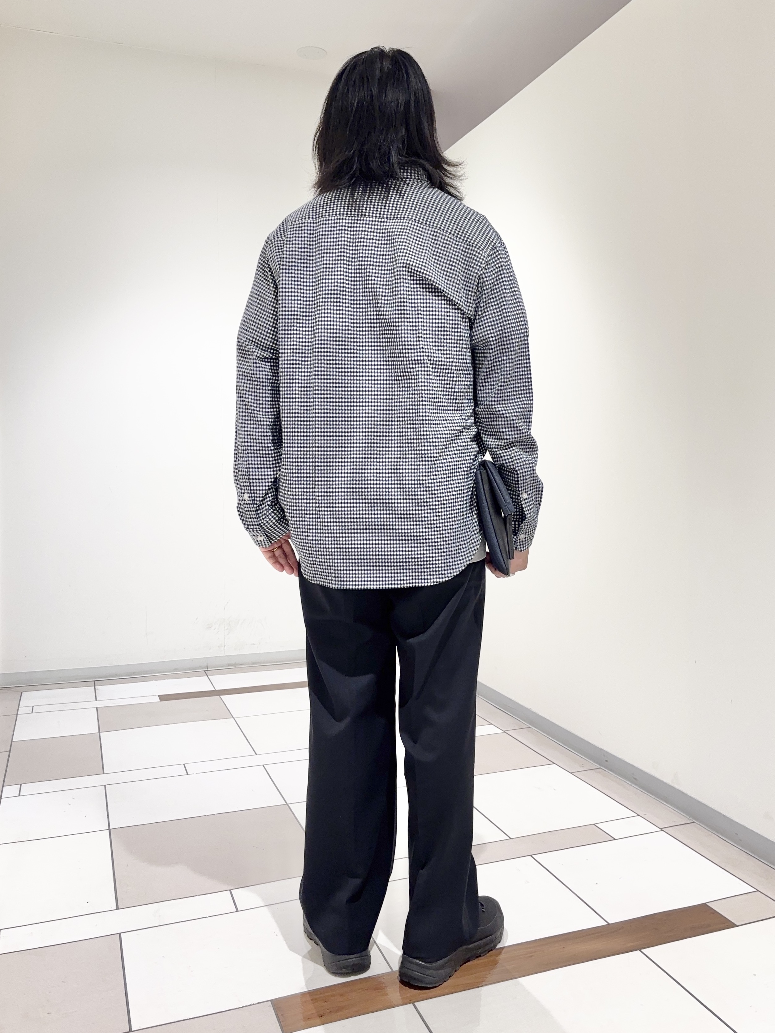 及川さんの「TAKEO KIKUCHI｜【抗菌防臭/シーズンレス】シアサッカーギンガムチェック ストレッチシャツ」を使ったコーディネート
