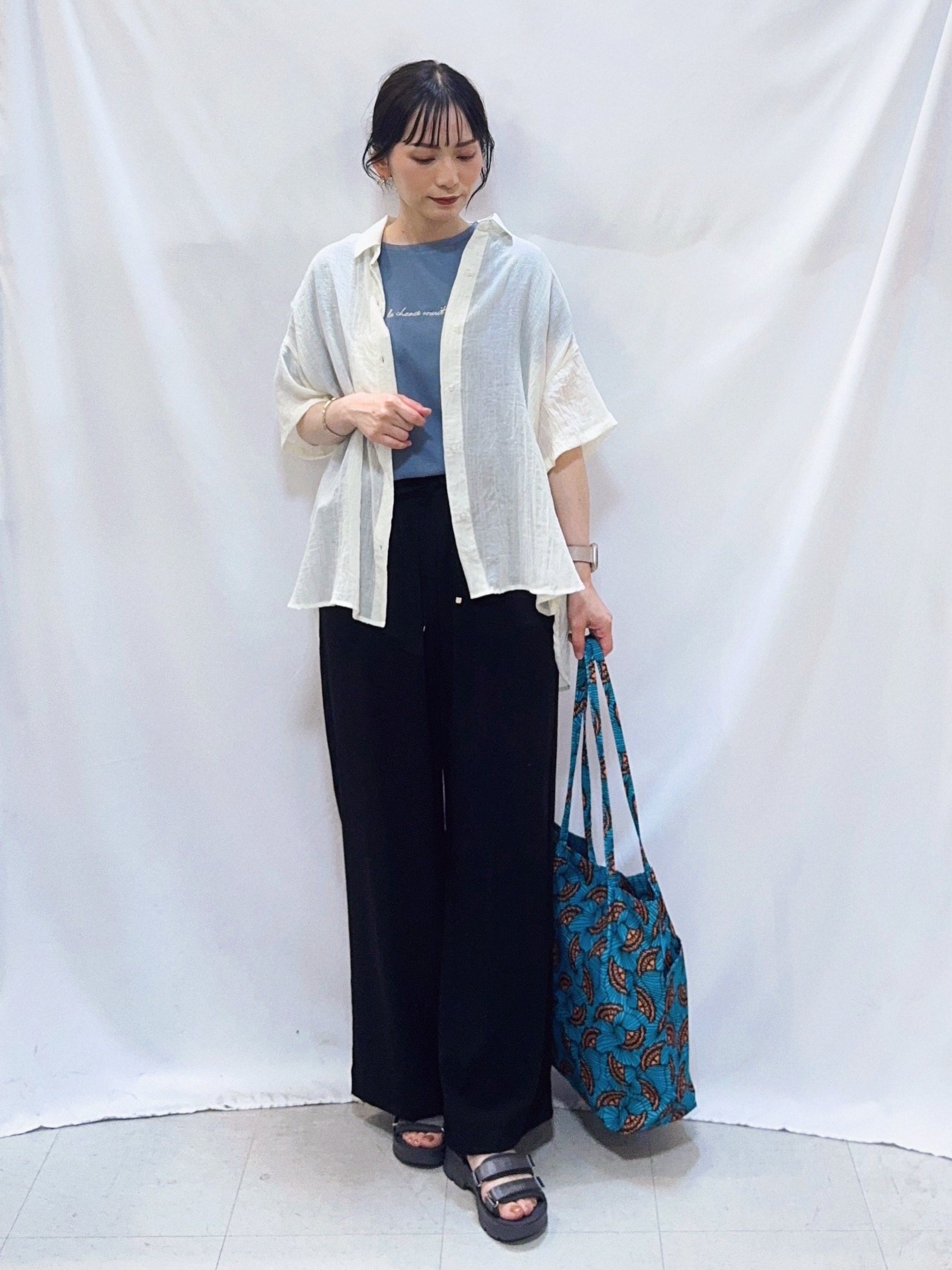 𝐇𝐢𝐫𝐨𝐦𝐢さんの「SHOO･LA･RUE｜ヒップがすっぽり隠れる やわらか5分袖シアーシャツ」を使ったコーディネート