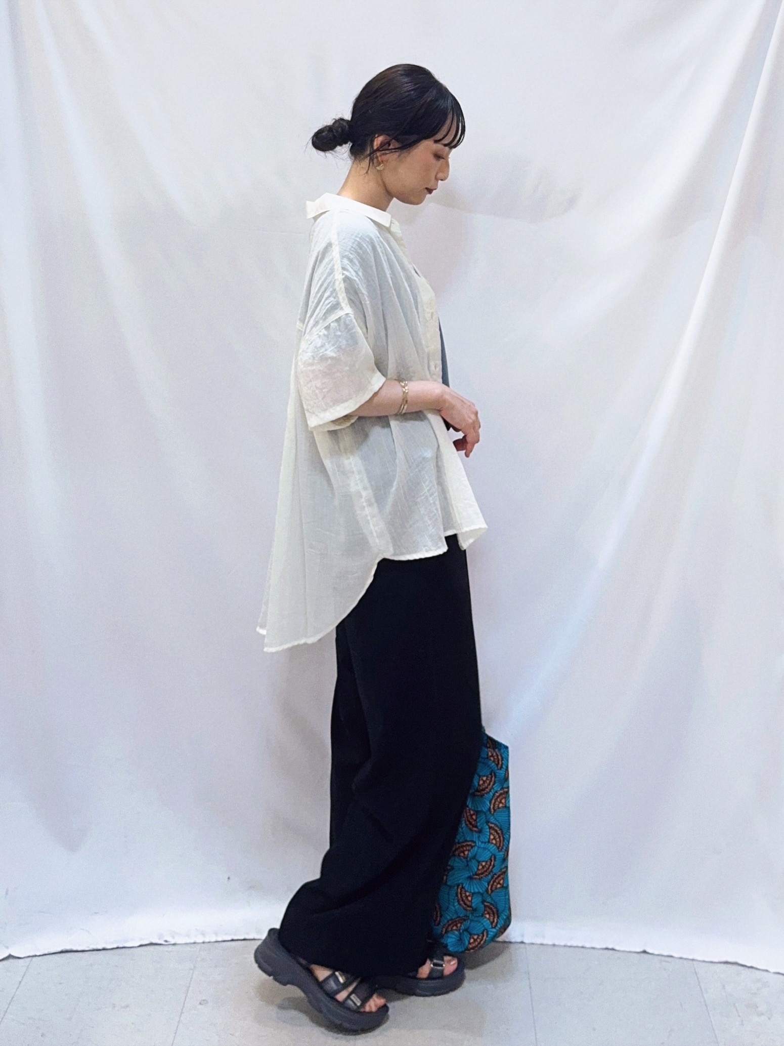 𝐇𝐢𝐫𝐨𝐦𝐢さんの「SHOO･LA･RUE｜ヒップがすっぽり隠れる やわらか5分袖シアーシャツ」を使ったコーディネート