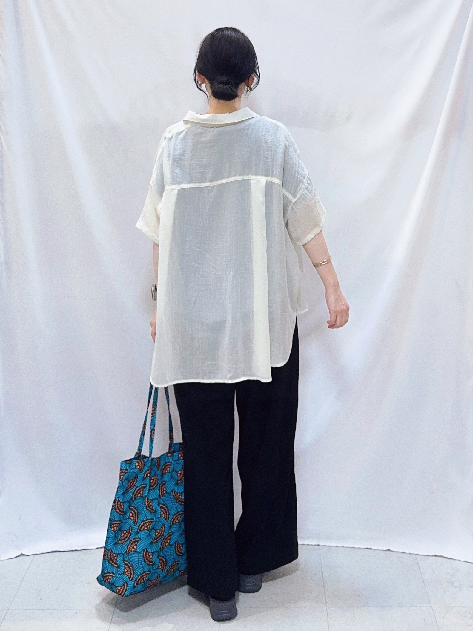 𝐇𝐢𝐫𝐨𝐦𝐢さんの「SHOO･LA･RUE｜ヒップがすっぽり隠れる やわらか5分袖シアーシャツ」を使ったコーディネート