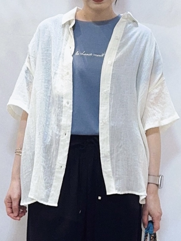 𝐇𝐢𝐫𝐨𝐦𝐢さんの「SHOO･LA･RUE｜ヒップがすっぽり隠れる やわらか5分袖シアーシャツ」を使ったコーディネート