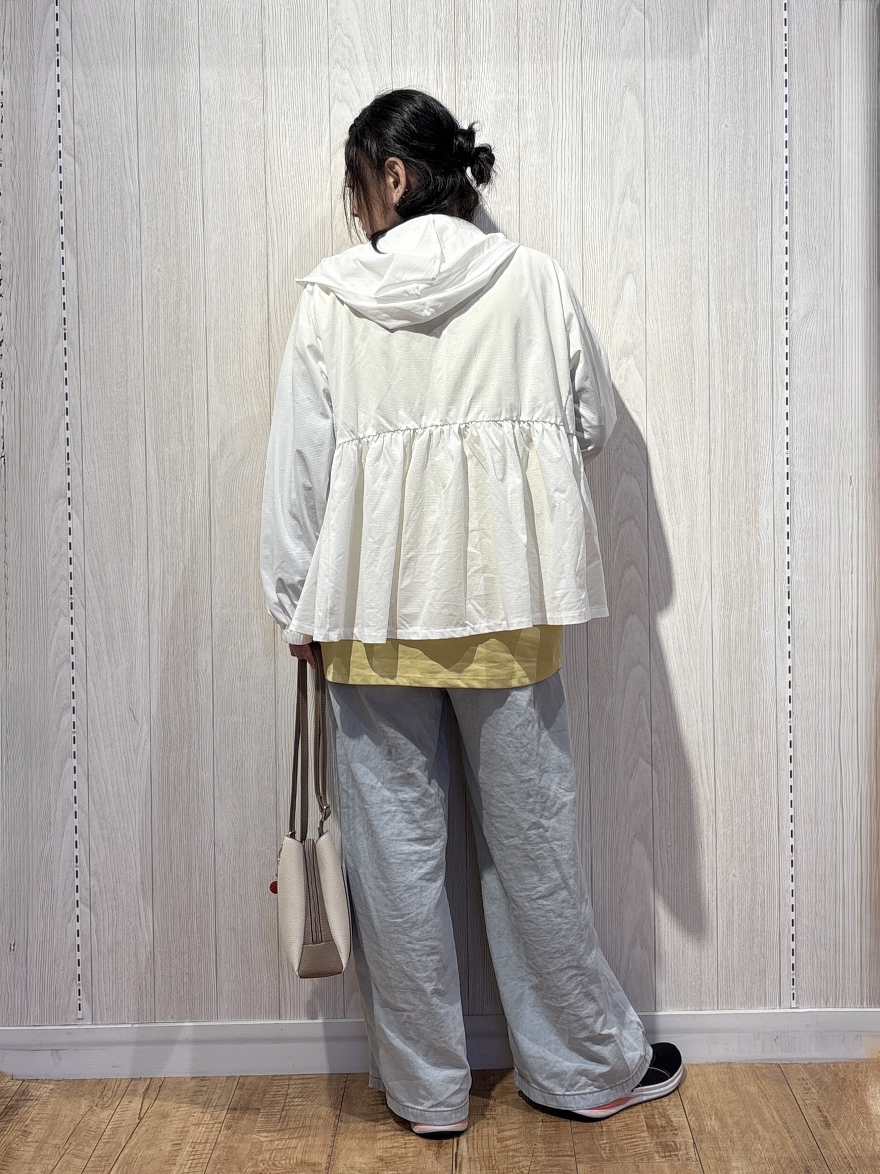 わかさんの「SHOO･LA･RUE｜【S-LL/体型カバー】日焼け対策にも女性らしさを UVカットペプラムパーカ」を使ったコーディネート