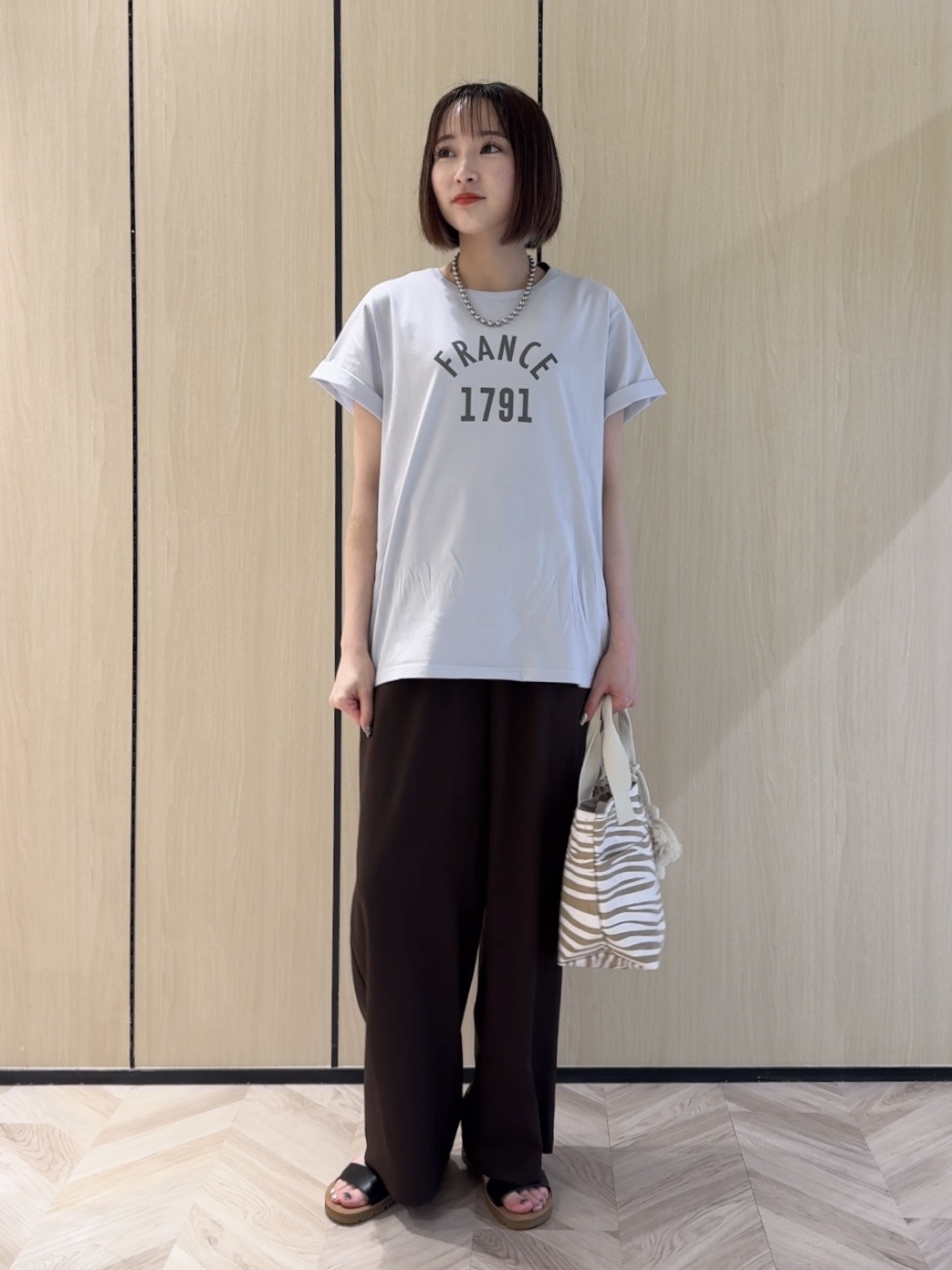 𝐜𝐡𝐢𝐤𝐚さんの「SHOO･LA･RUE｜【洗濯機可/S-LL】夏に快適サラサラ感 大人のプリントTシャツ」を使ったコーディネート