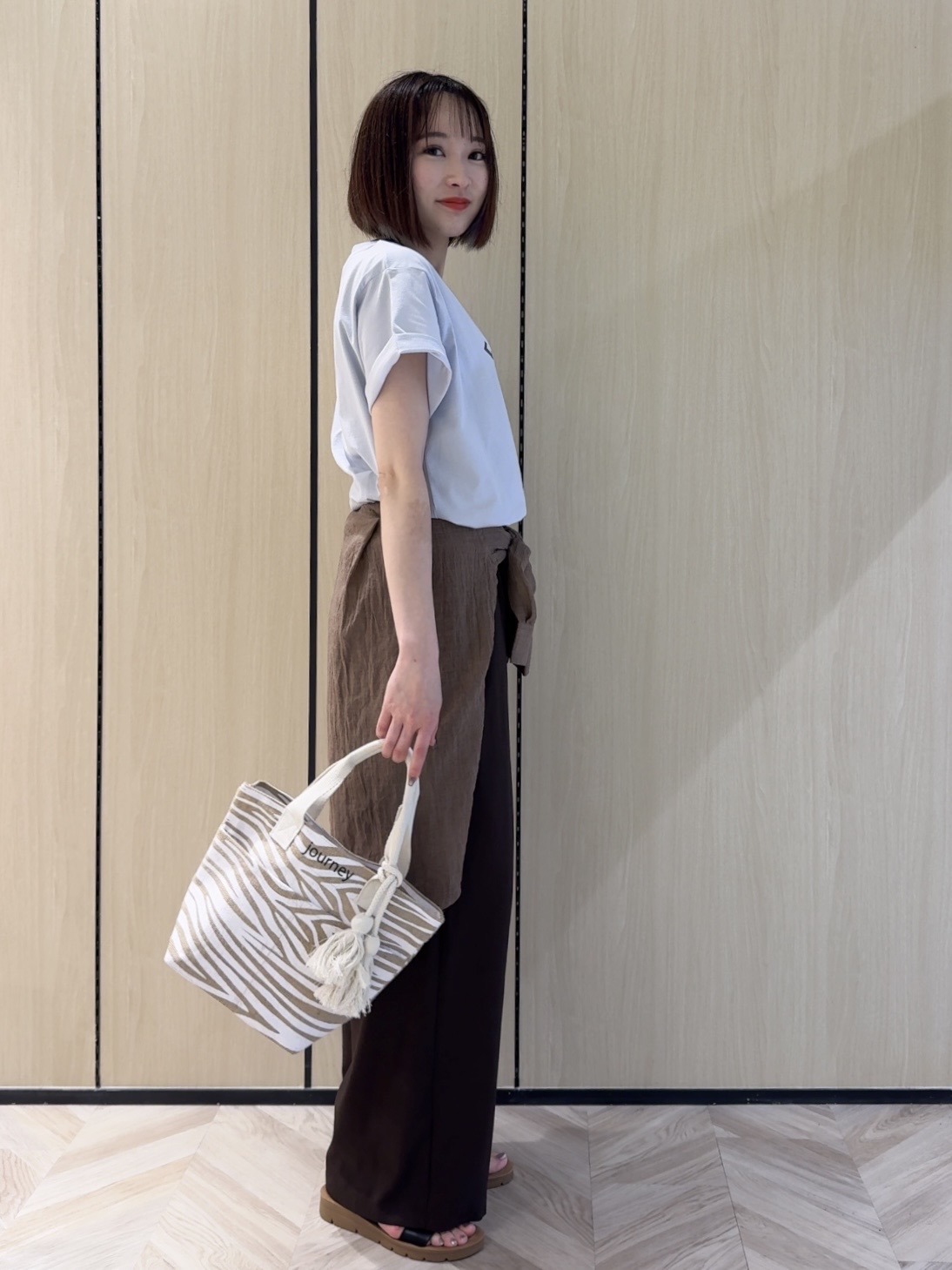 𝐜𝐡𝐢𝐤𝐚さんの「SHOO･LA･RUE｜【洗濯機可/S-LL】夏に快適サラサラ感 大人のプリントTシャツ」を使ったコーディネート