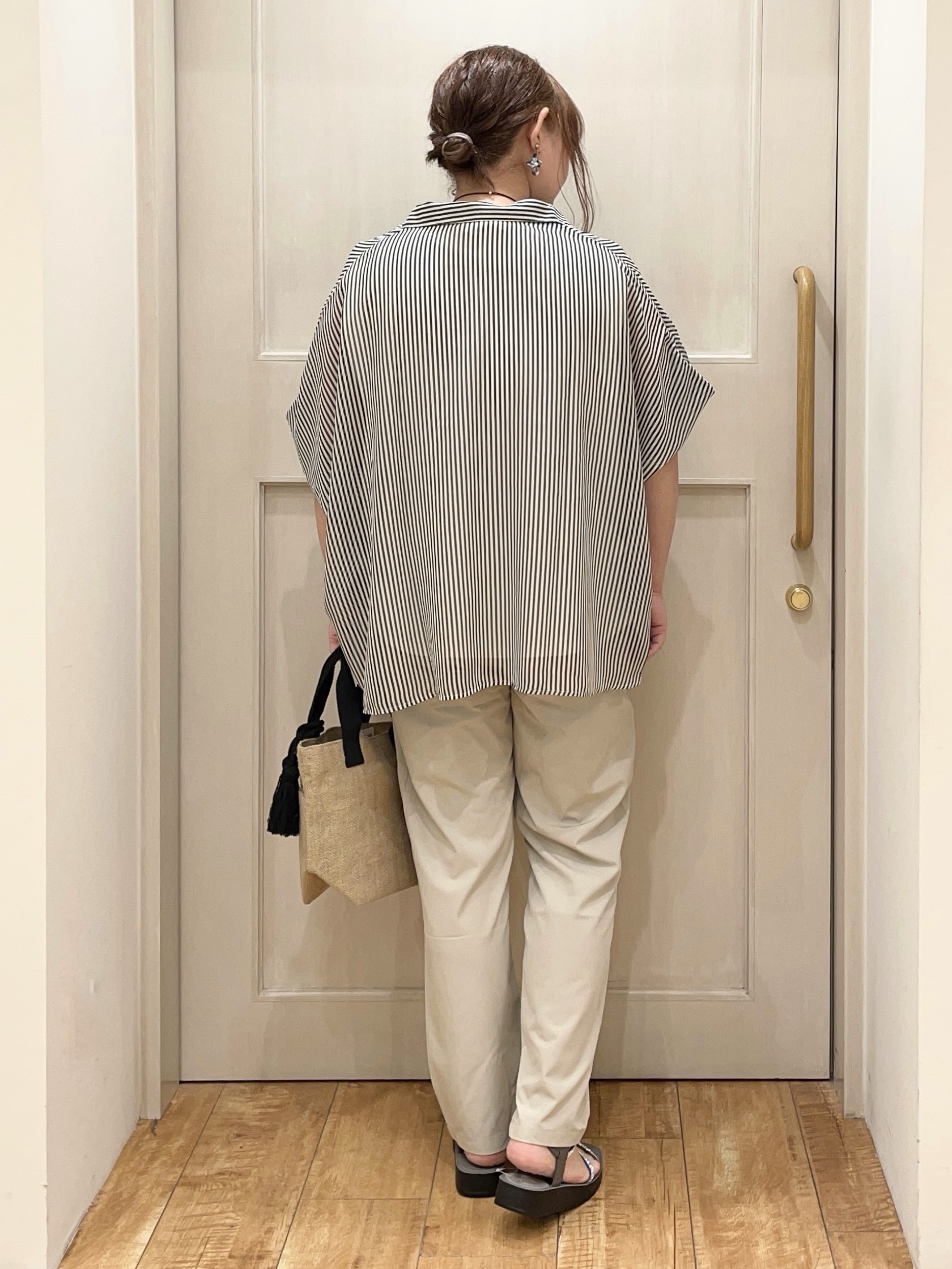はまちゃんさんの「SHOO･LA･RUE｜【洗濯機可/体型カバー】羽織るだけで雰囲気変わる 柄アソート ポンチョ風シアーシャツ」を使ったコーディネート