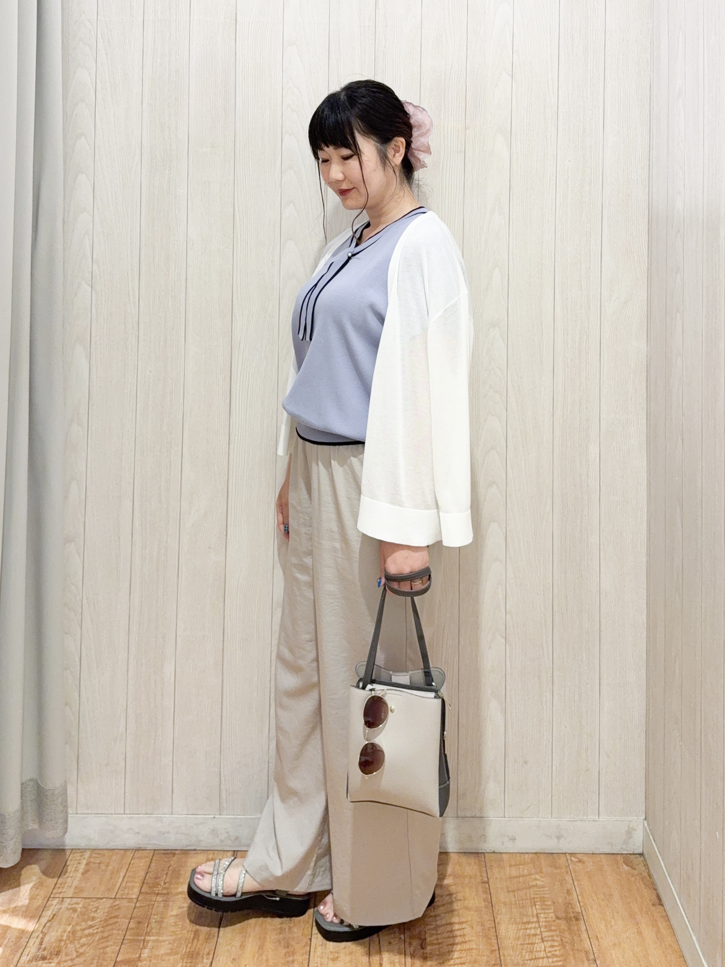 愛さんの「SHOO･LA･RUE｜【洗濯機可/S-LL】オンにもオフにも マルチに使えるボタンレスカーディガン」を使ったコーディネート