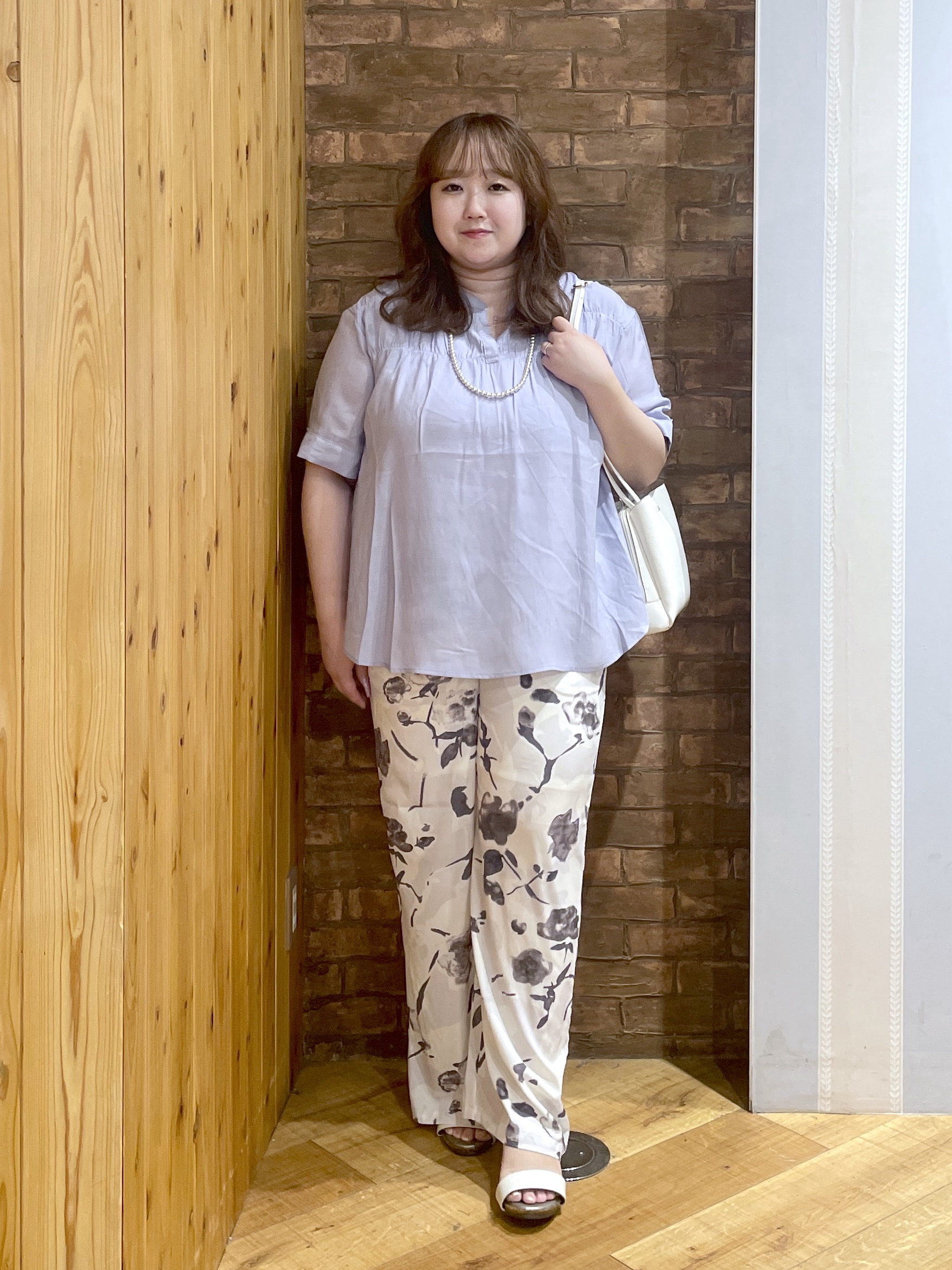 Risaさんの「SHOO･LA･RUE｜【UV/洗濯機可】お袖の長さが調整出来る シャーリングスキッパーブラウス」を使ったコーディネート