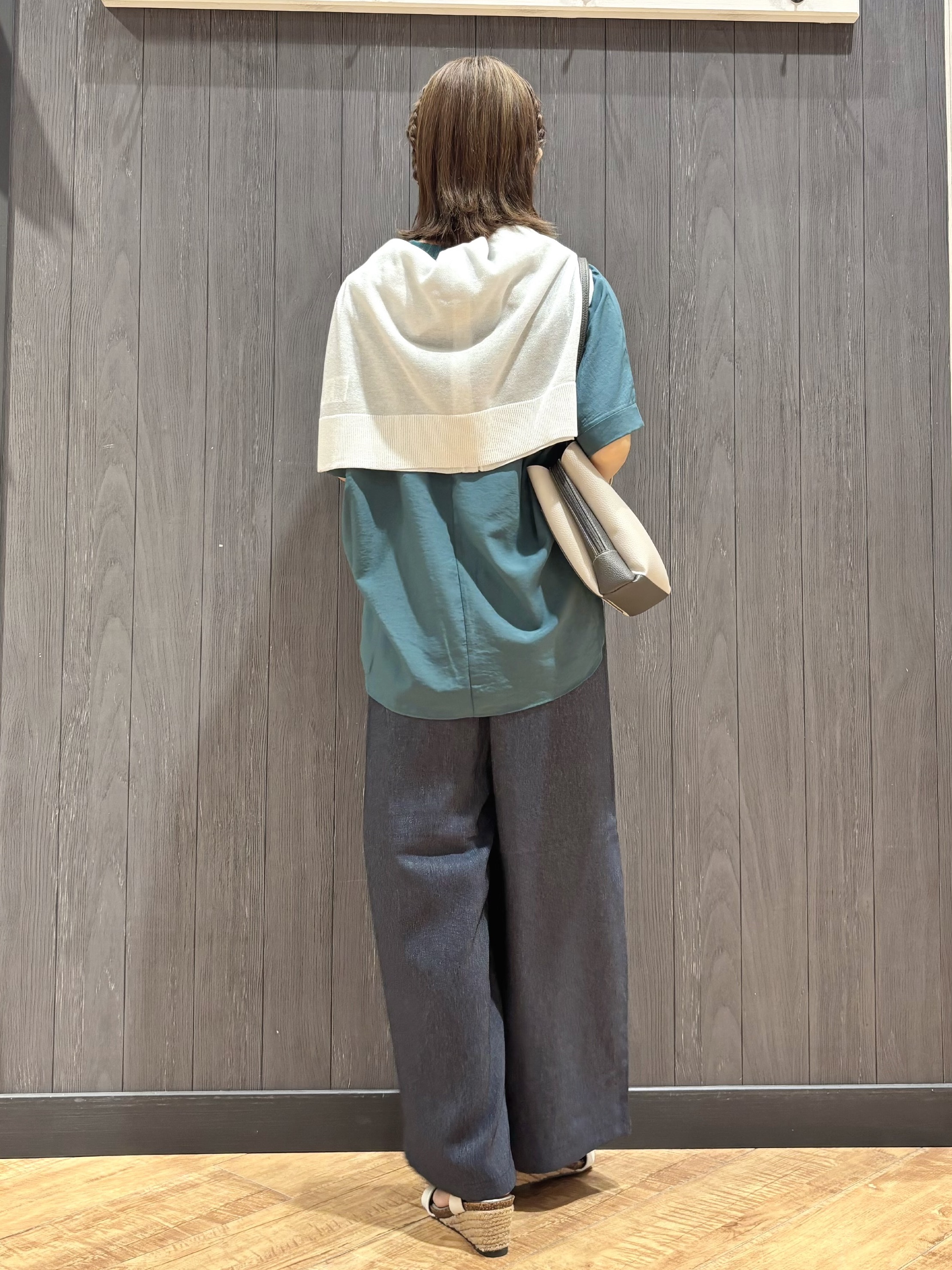meiさんの「SHOO･LA･RUE｜【着丈選べる/体型カバー】洗濯後しわになりにくい さらっと快適ドルマントップス」を使ったコーディネート