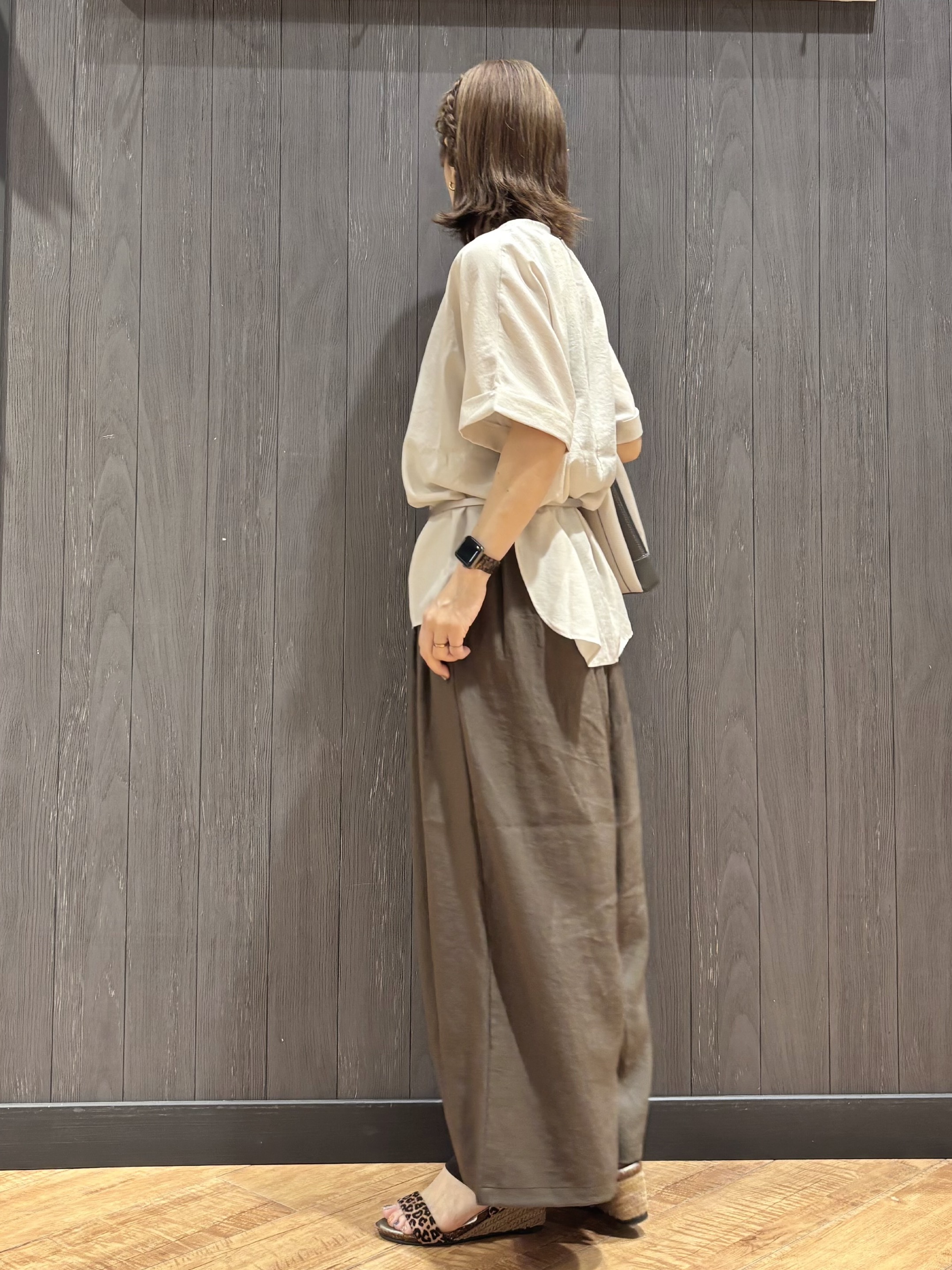 meiさんの「SHOO･LA･RUE｜【着丈選べる/体型カバー】洗濯後しわになりにくい さらっと快適ドルマントップス」を使ったコーディネート