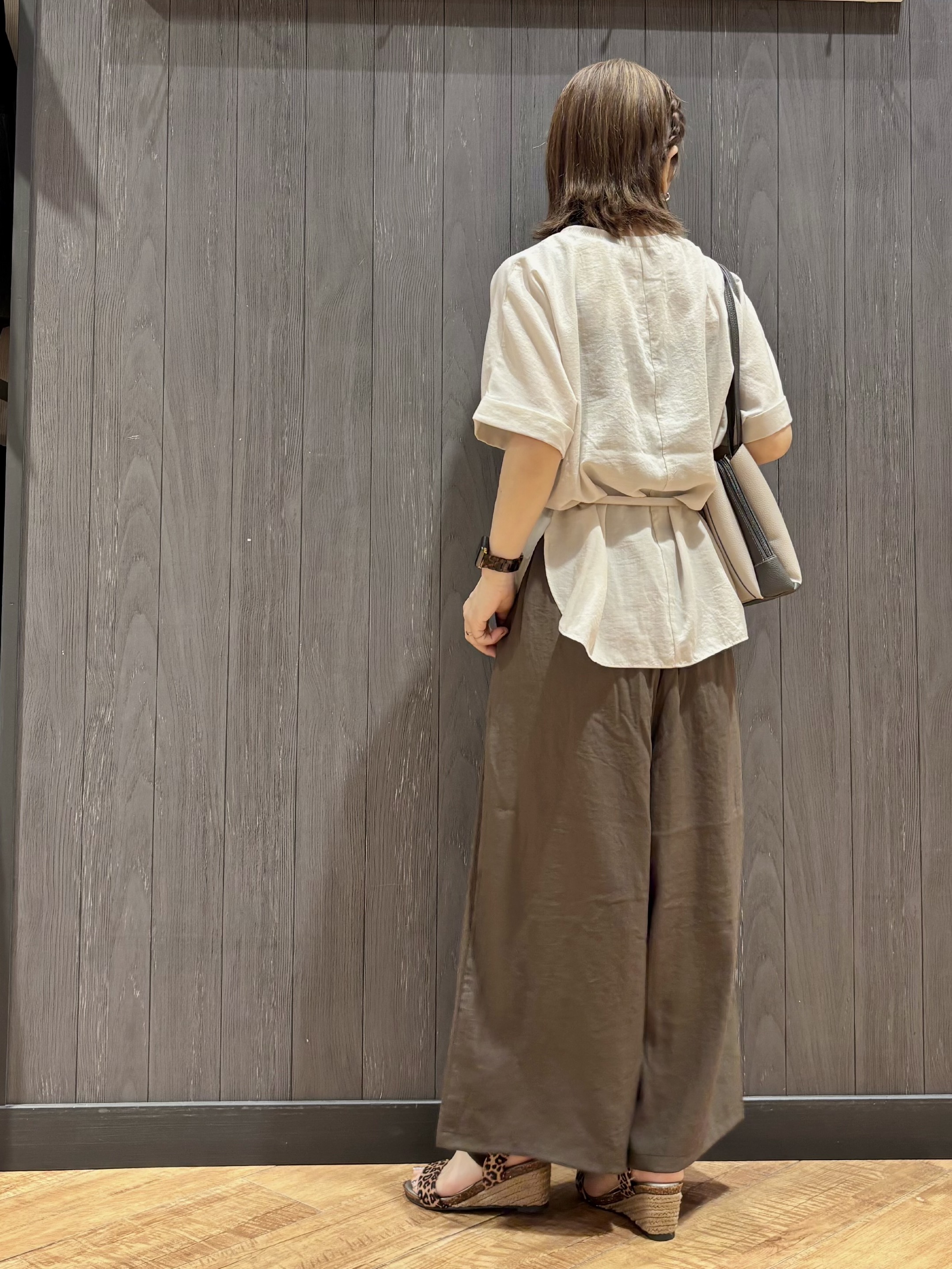 meiさんの「SHOO･LA･RUE｜【着丈選べる/体型カバー】洗濯後しわになりにくい さらっと快適ドルマントップス」を使ったコーディネート