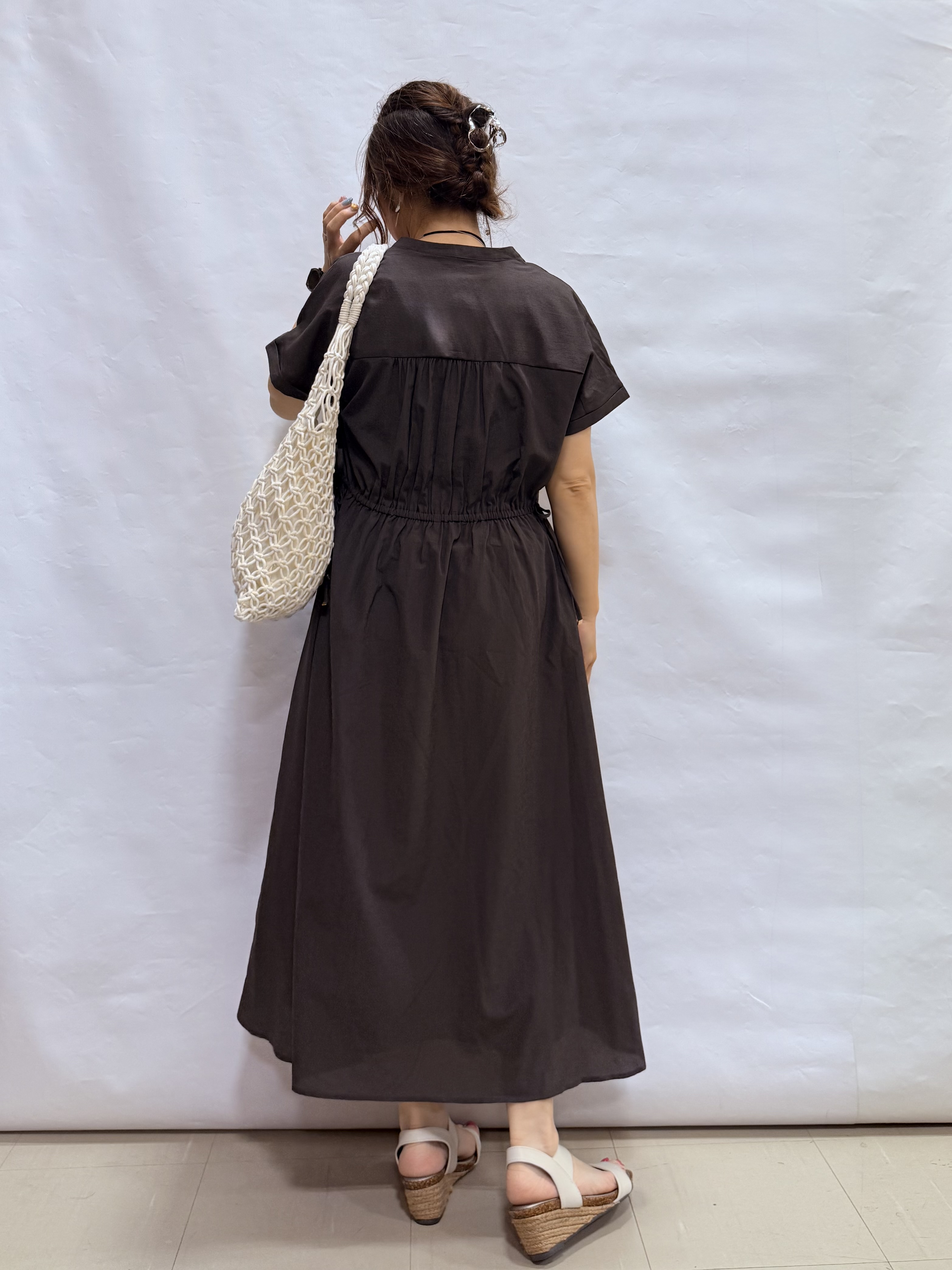 fuuさんの「SHOO･LA･RUE｜【洗濯機可/体型カバー】上品ラメがきらめく シアーポンチョ風カーディガン」を使ったコーディネート