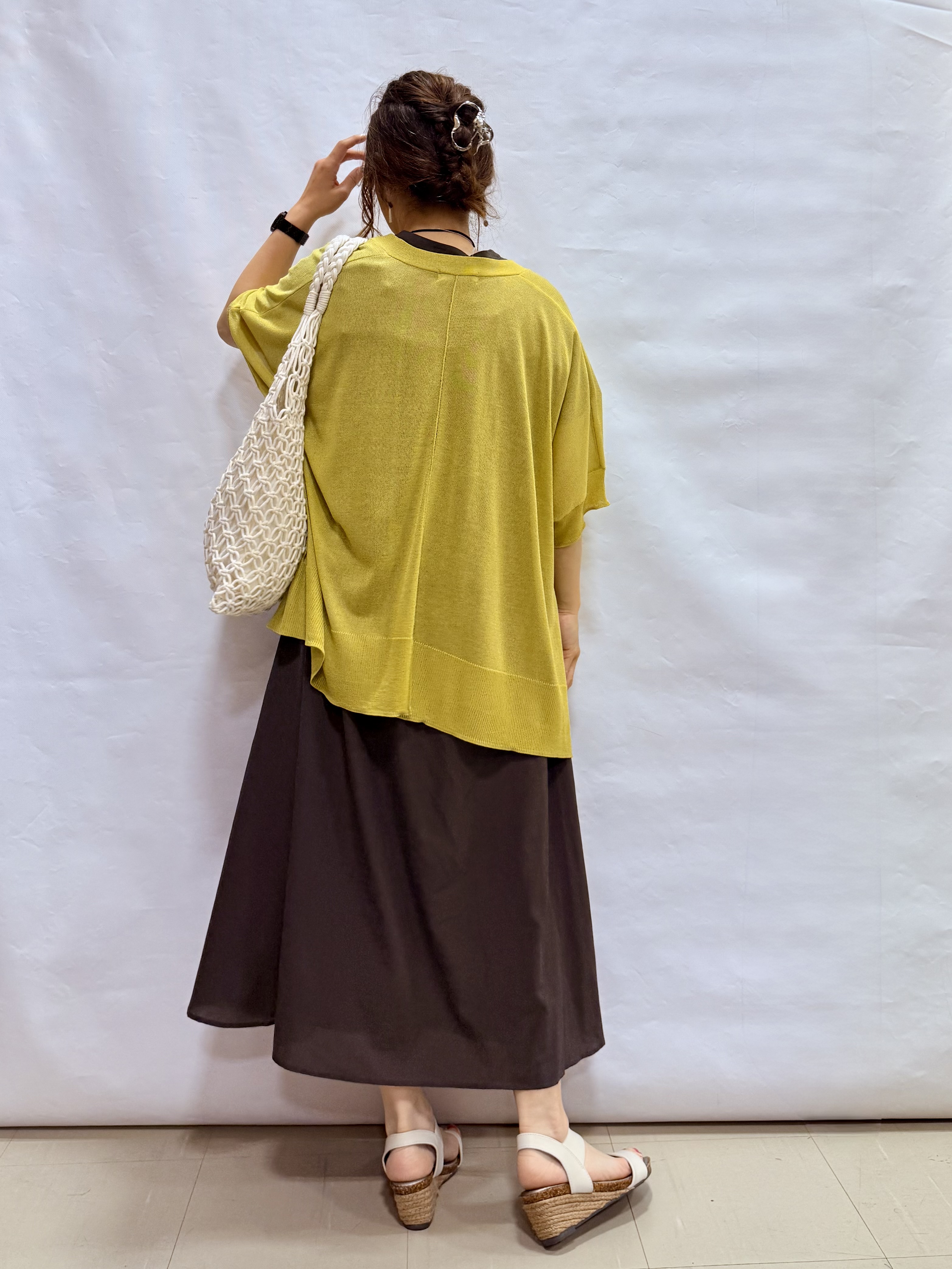 fuuさんの「SHOO･LA･RUE｜【洗濯機可/体型カバー】上品ラメがきらめく シアーポンチョ風カーディガン」を使ったコーディネート