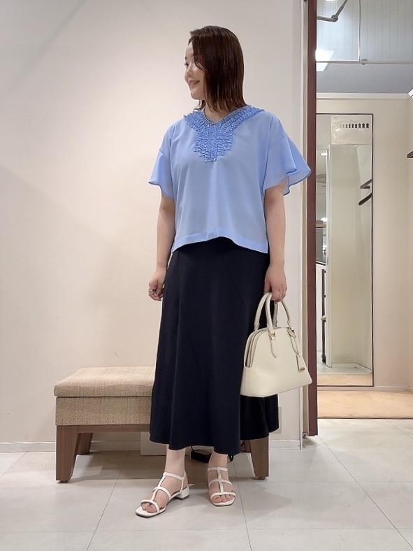 YUIさんの「UNTITLED｜【接触冷感/通気性/洗える】Vネックフリルブラウス」を使ったコーディネート