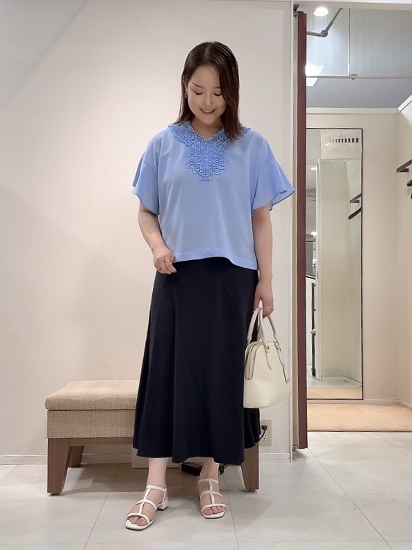 YUIさんの「UNTITLED｜【接触冷感/通気性/洗える】Vネックフリルブラウス」を使ったコーディネート