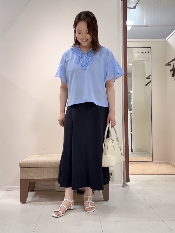YUIさんの「UNTITLED｜【接触冷感/通気性/洗える】Vネックフリルブラウス」を使ったコーディネート