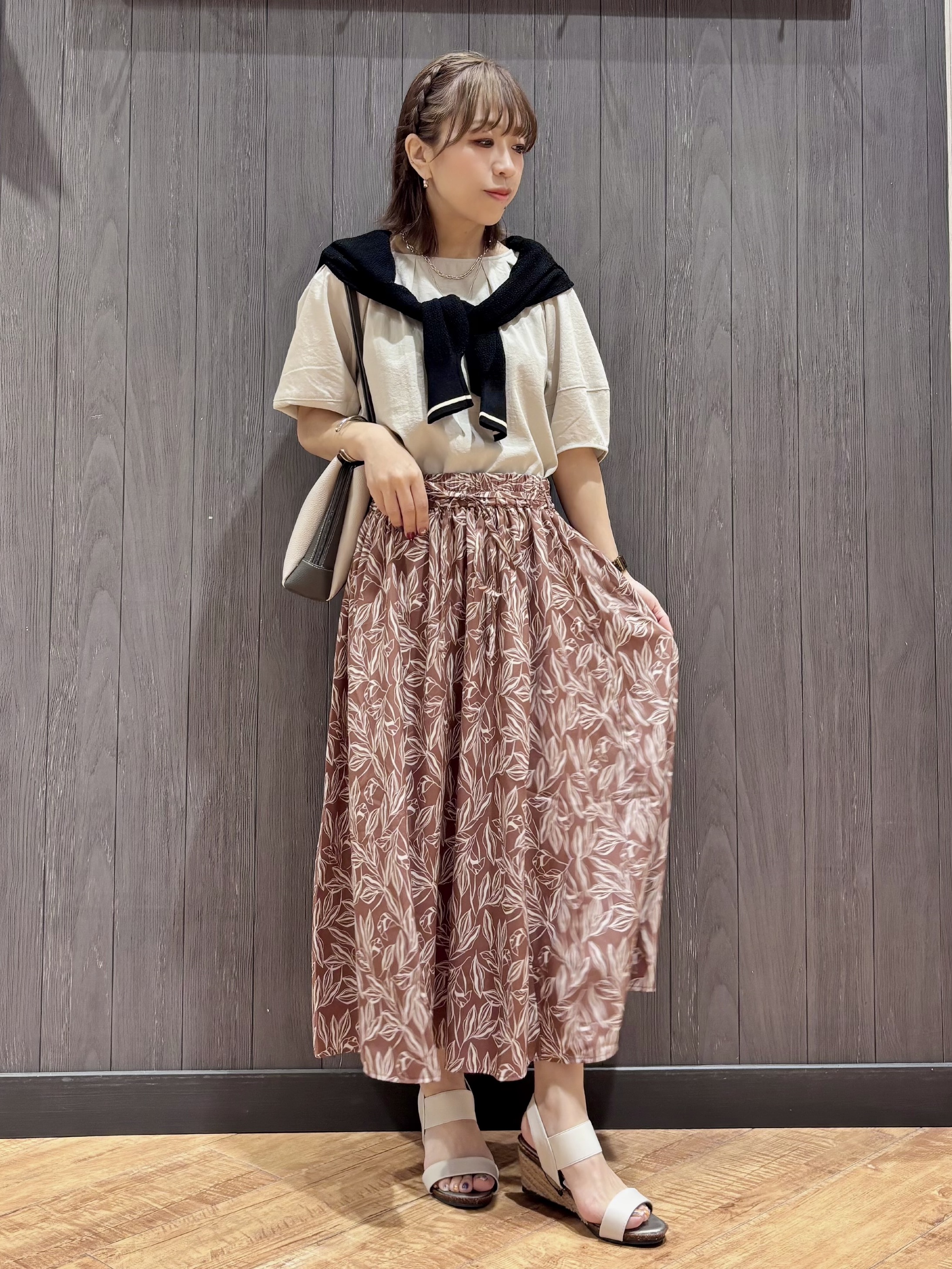 meiさんの「SHOO･LA･RUE｜【S-LL/洗濯機可/セットアップ可】軽凛(かろりん) タックブラウス」を使ったコーディネート