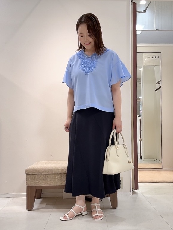 YUIさんの「UNTITLED｜【接触冷感/通気性/洗える】Vネックフリルブラウス」を使ったコーディネート
