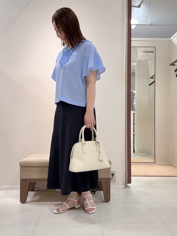 YUIさんの「UNTITLED｜【接触冷感/通気性/洗える】Vネックフリルブラウス」を使ったコーディネート