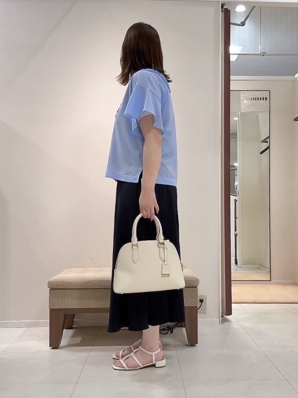 YUIさんの「UNTITLED｜【接触冷感/通気性/洗える】Vネックフリルブラウス」を使ったコーディネート
