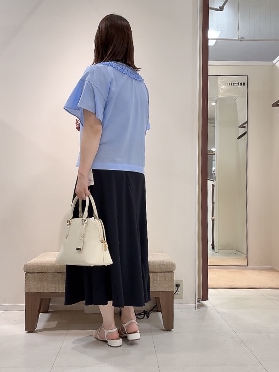 YUIさんの「UNTITLED｜【接触冷感/通気性/洗える】Vネックフリルブラウス」を使ったコーディネート
